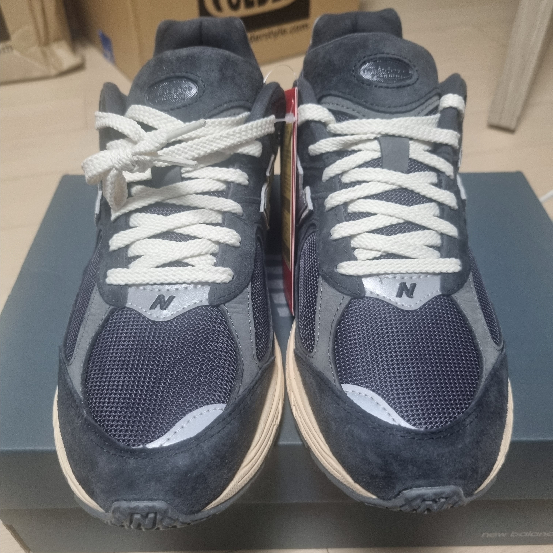 New Balance 2002R Special Vintage Black Grey 착용 스타일 - 2
