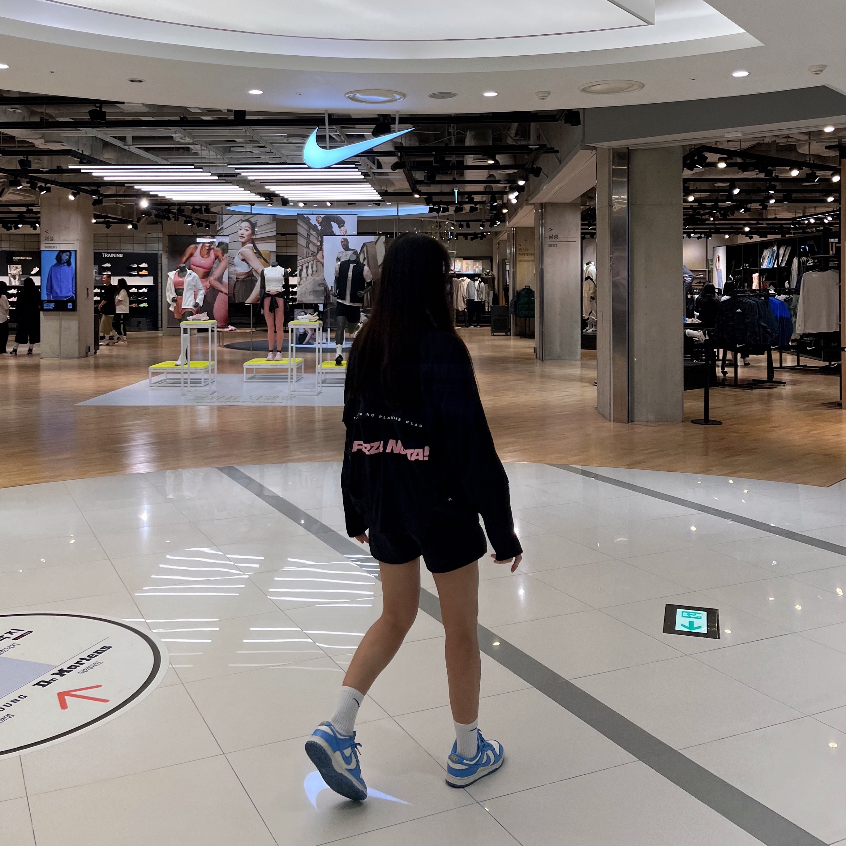 (W) Nike x Drake Nocta NRG LR L/S Crew Black (DV3631-010), Patagonia Baggies Shorts 5 Inch Black 착용 스타일 - 1