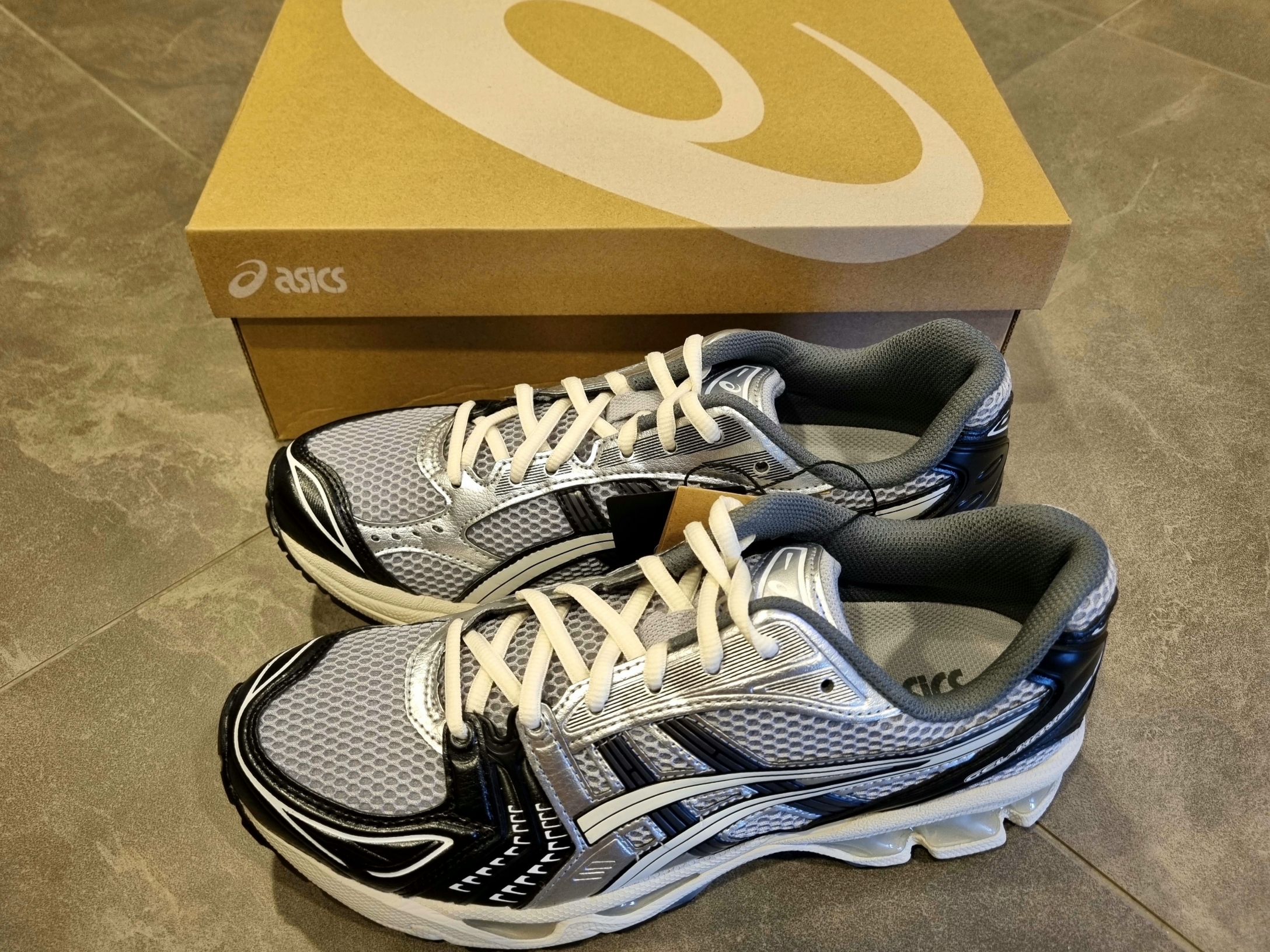 Asics Gel-Kayano 14 Black Glacier Grey 착용 스타일 - 5