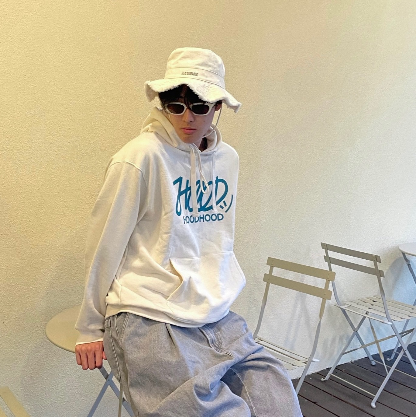 Jacquemus Le Bob Artichaut Bucket Hat Off White, Nike x Comme des Garcons Homme Plus Air Force Mid White 착용 스타일 - 3