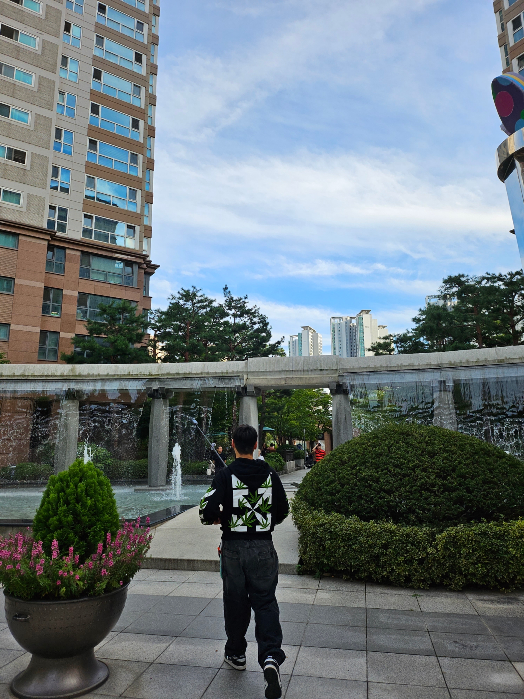 Off-White Weed Arrow Oversized Hoodie Black, Nike Dunk Low Retro Black 착용 스타일 - 4