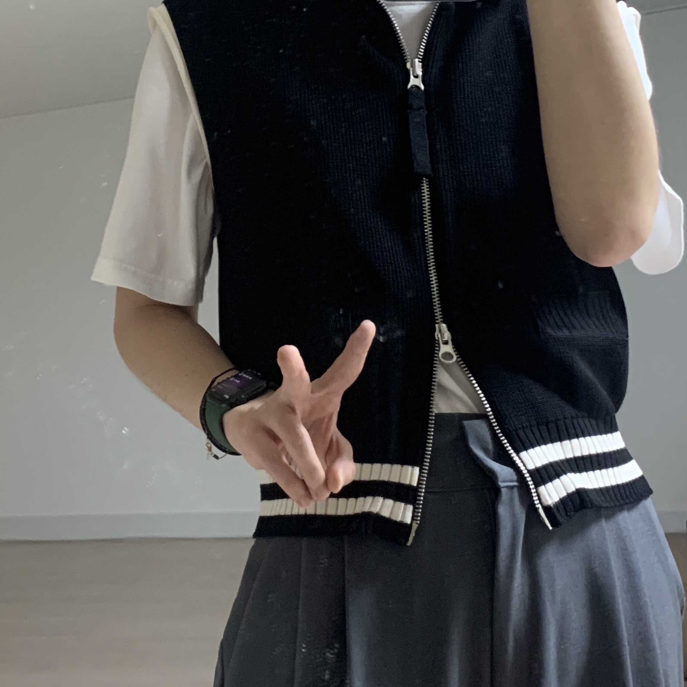 (W) Matin Kim Spell Point Stripe Knit Vest Black 착용 스타일