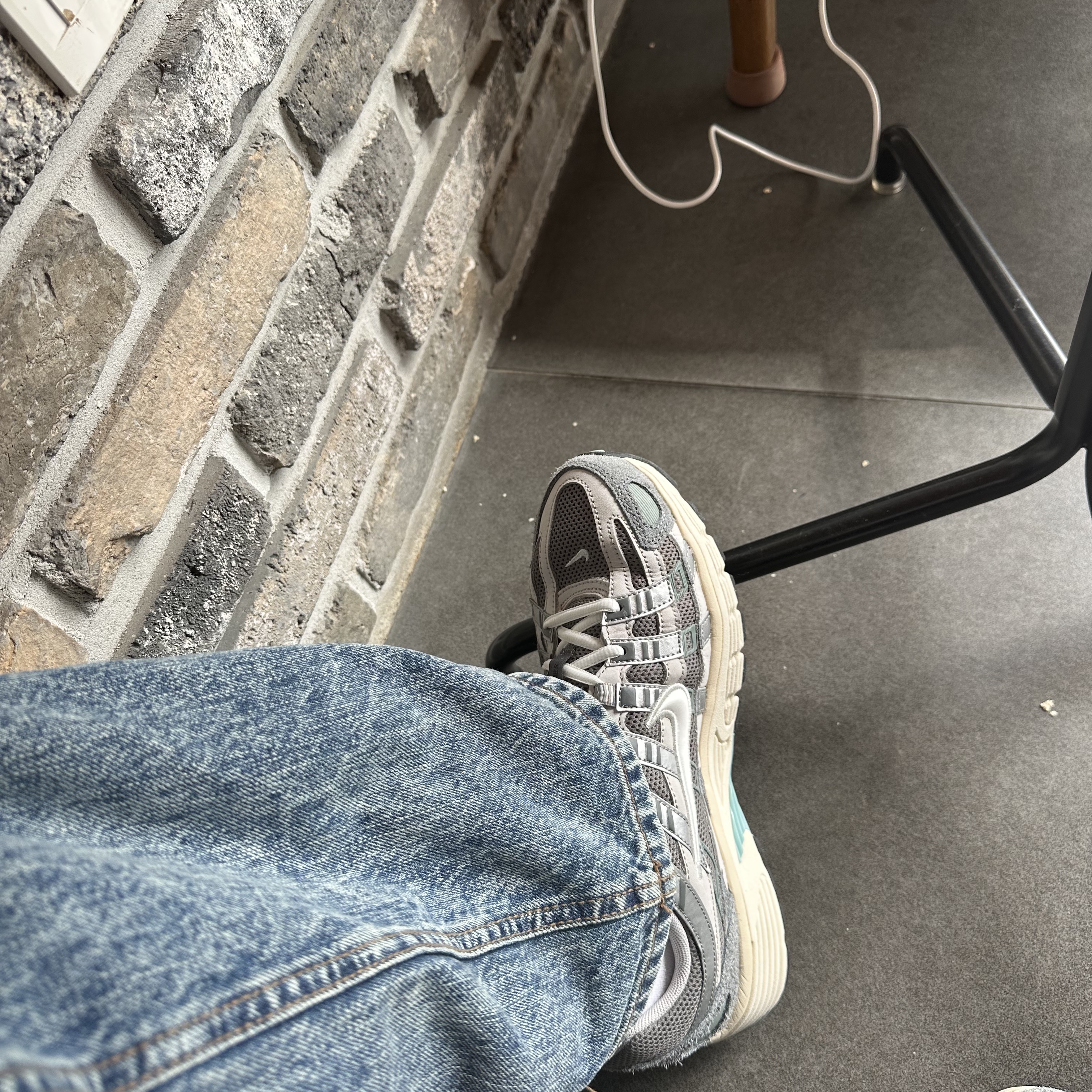 Nike P-6000 Flat Pewter Light Iron Ore 착용 스타일