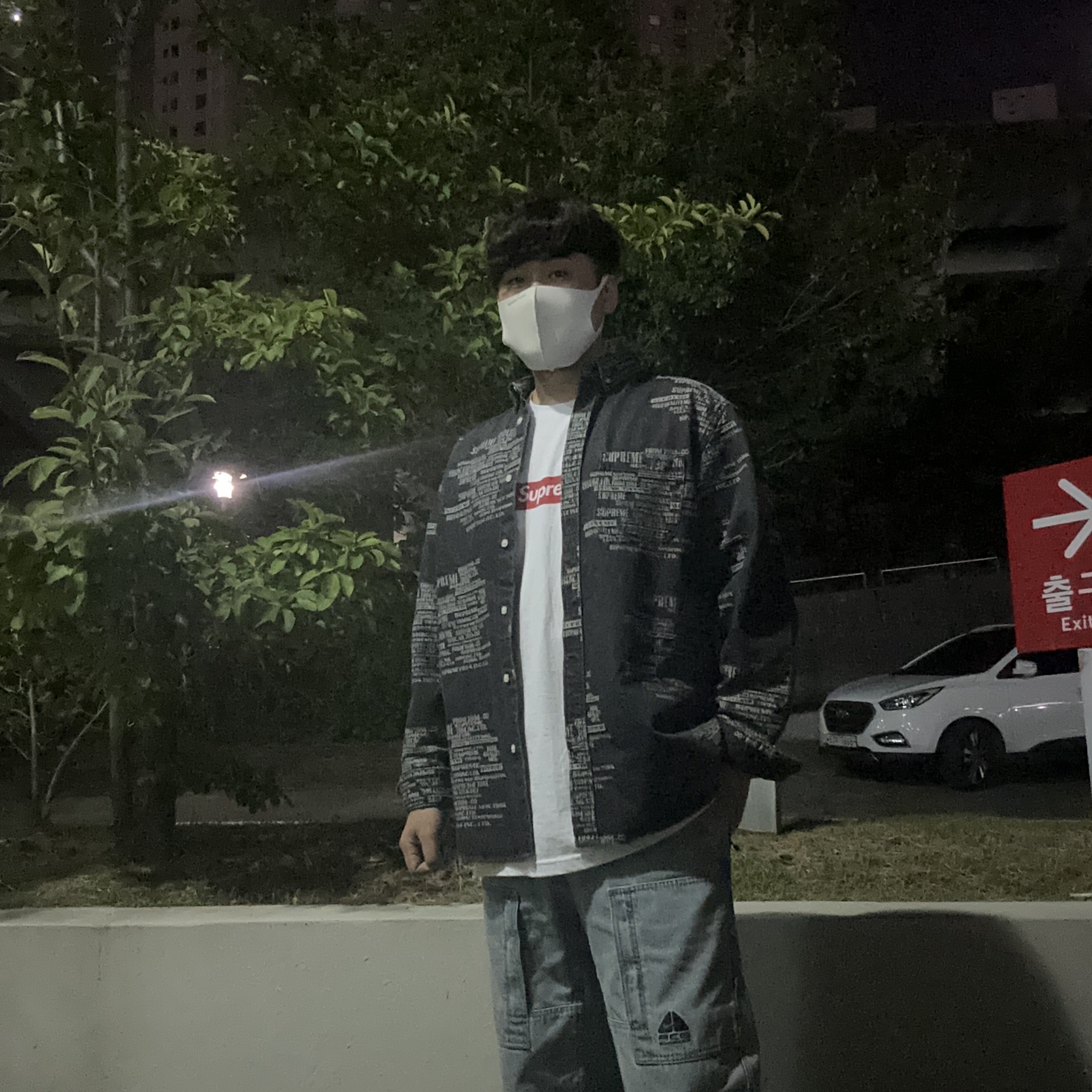 Supreme Trademark Jacquard Denim Shirt Washed Black - 23SS, Supreme West Hollywood Box Logo T-Shirt White - 23SS 착용 스타일 - 3