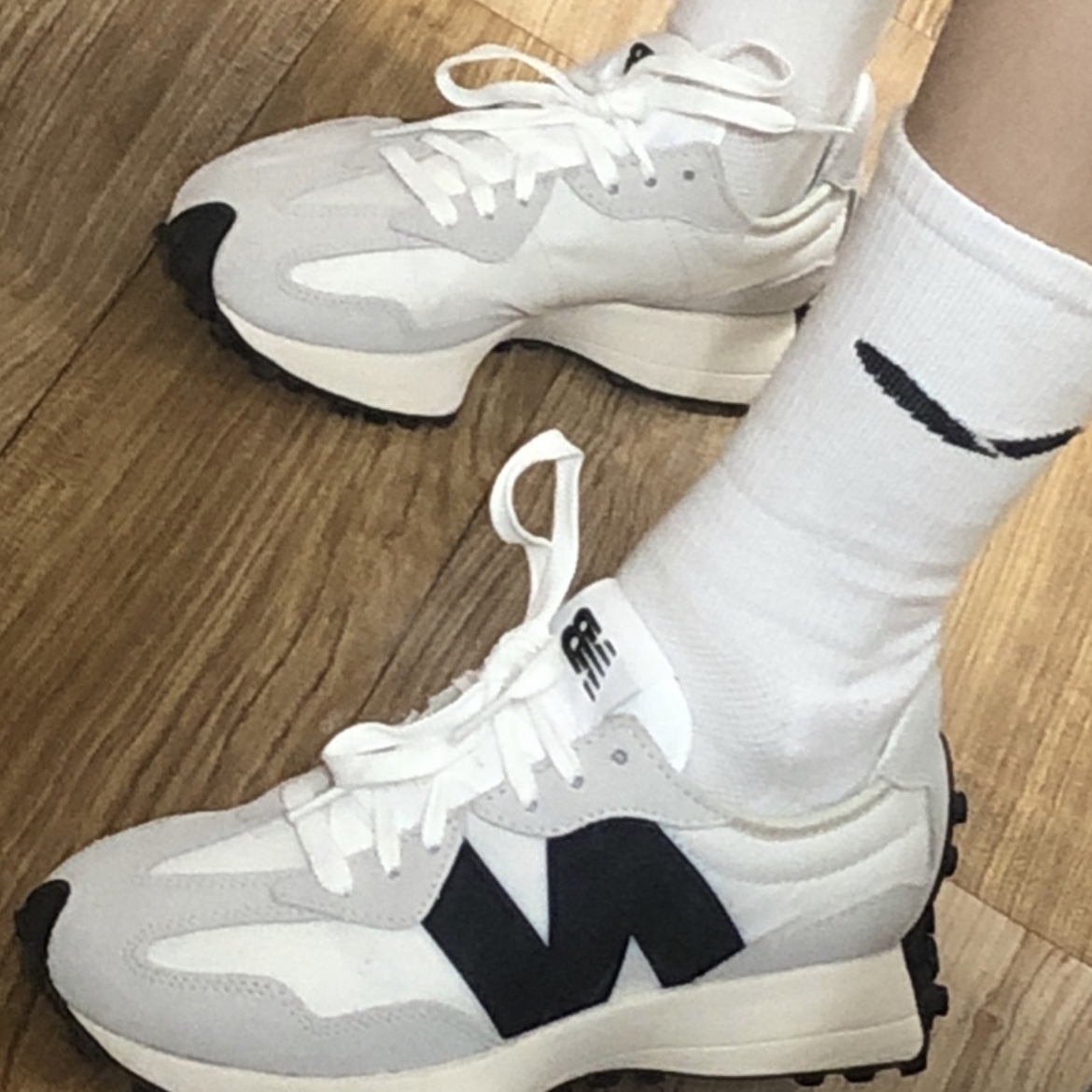 New Balance 327 White Black 착용 스타일