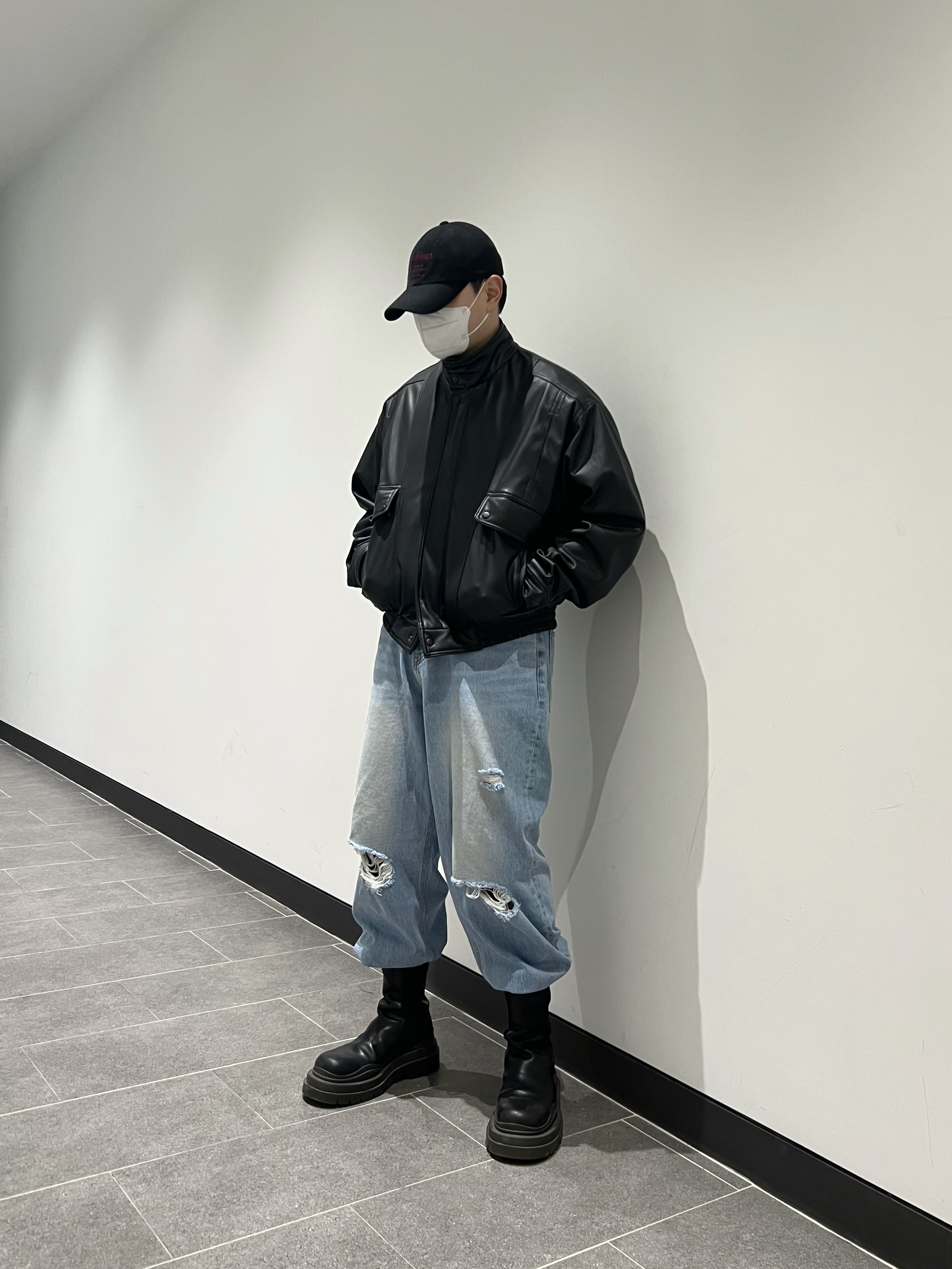 (W) Bottega Veneta Tire Chelsea Boot Black Camping 착용 스타일