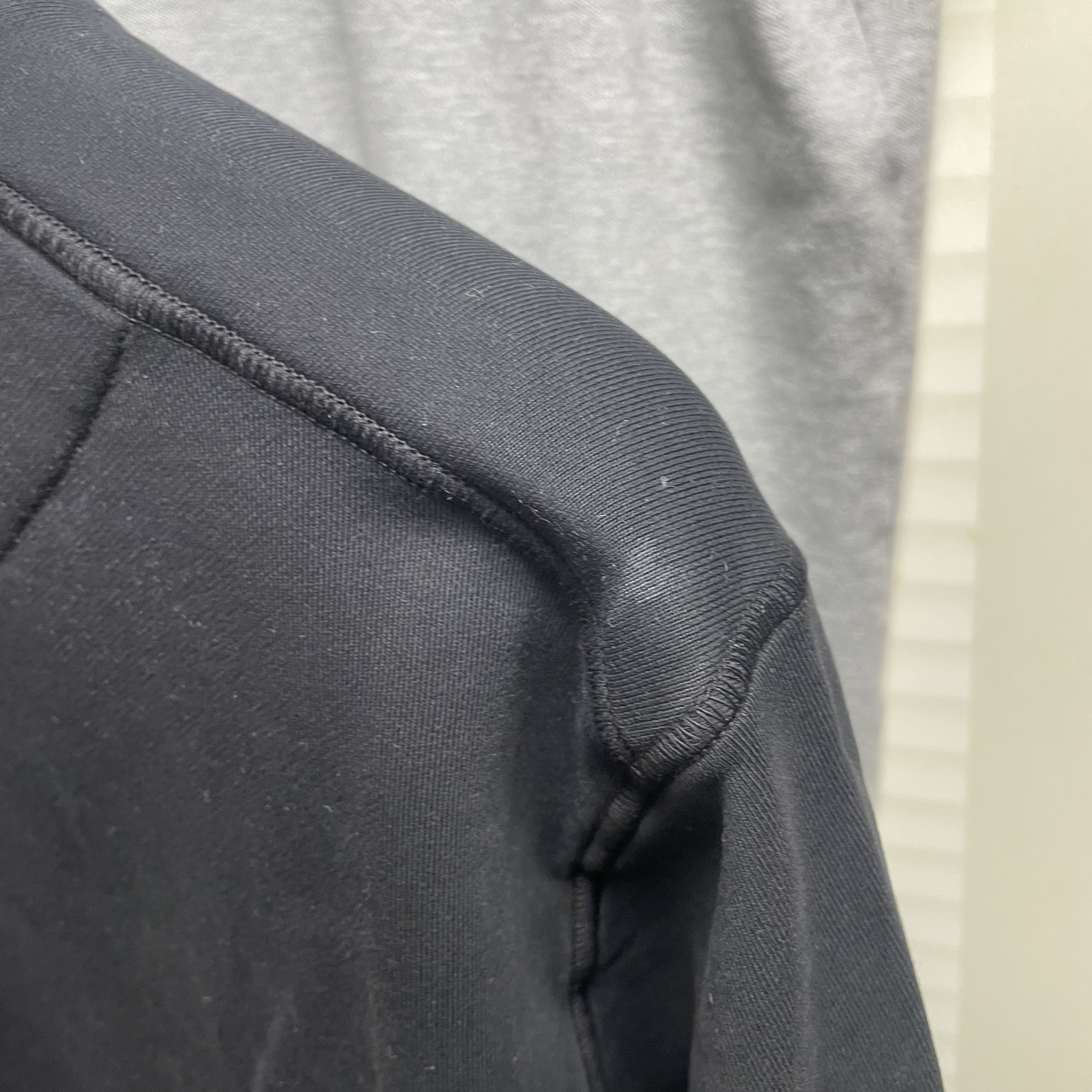 Stone Island 63051 Cotton Fleece Garment Dyed Sweatshirt Black - 23SS 착용 스타일 - 1