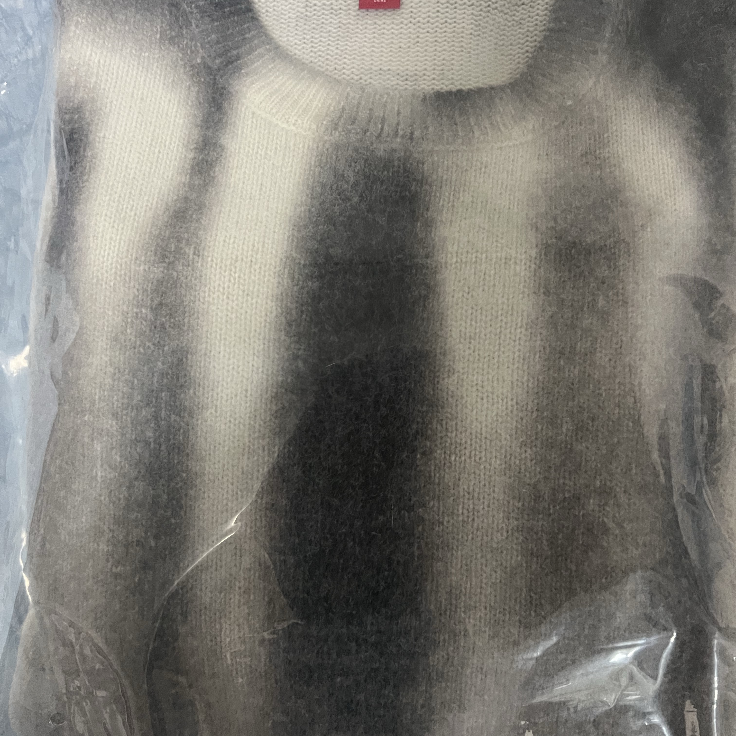 Supreme Blurred Logo Sweater Black - 23FW, Supreme Blurred Logo Sweater Blue - 23FW 착용 스타일 - 1