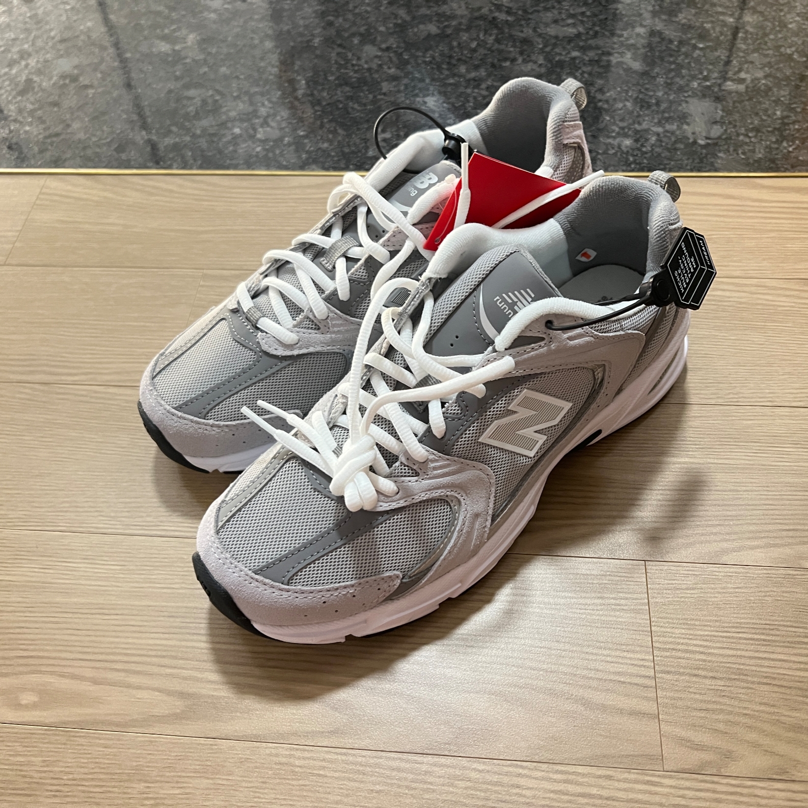 New Balance 530 Grey 착용 스타일