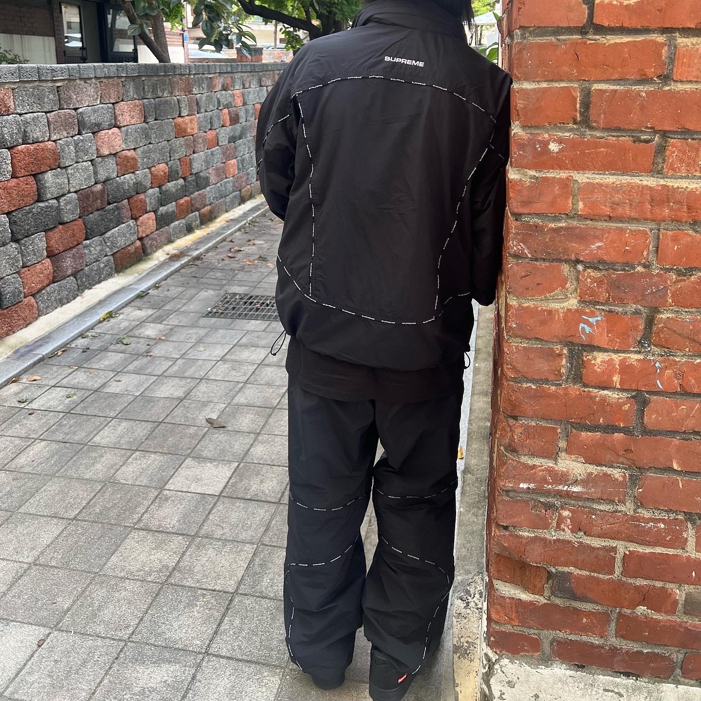 Supreme Logo Piping Hooded Track Jacket Black - 23FW, Supreme Logo Piping Track Pants Black - 23FW 착용 스타일 - 1