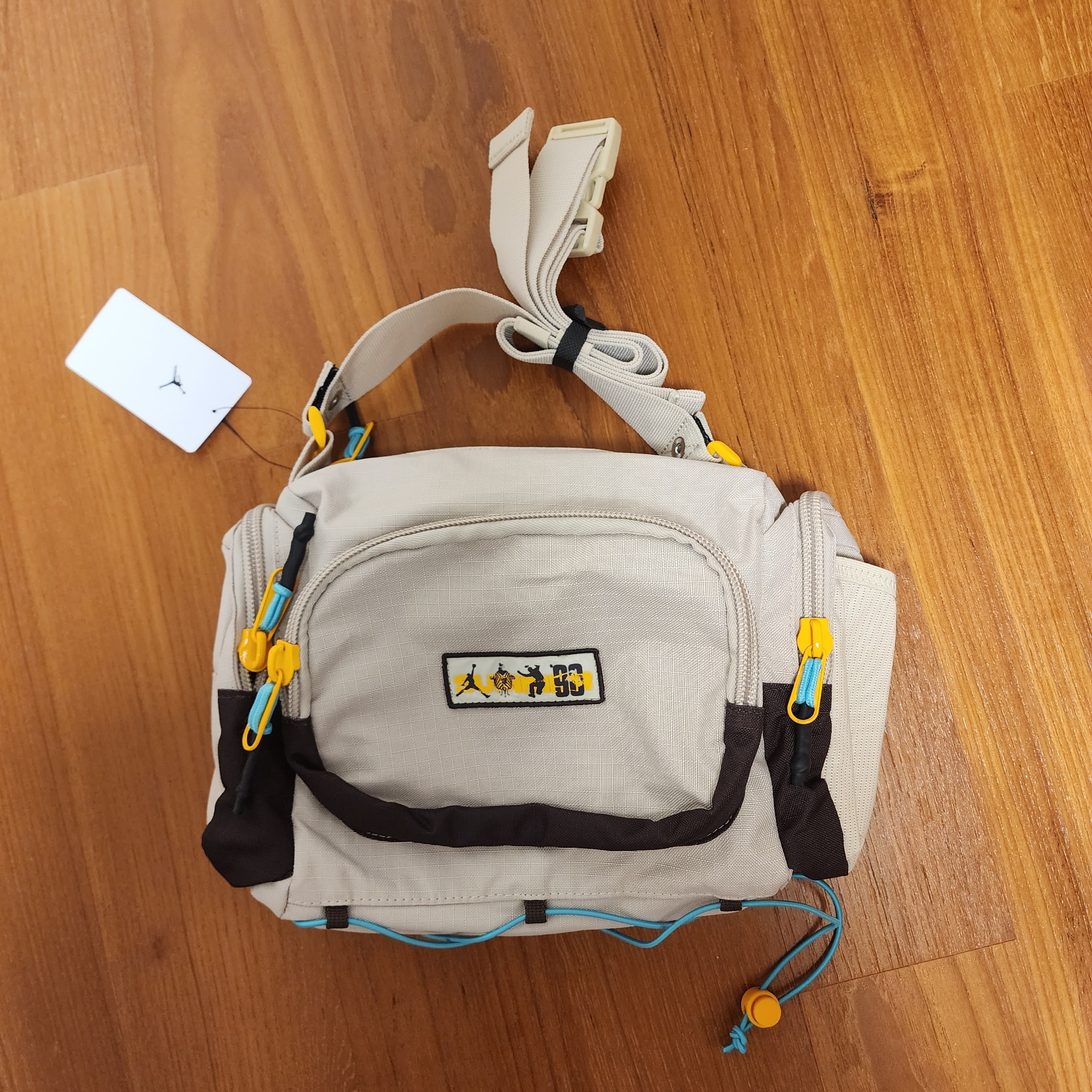 Jordan x Bephies Beauty Supply x Union Bungee Bag Khaki Union Gold 착용 스타일