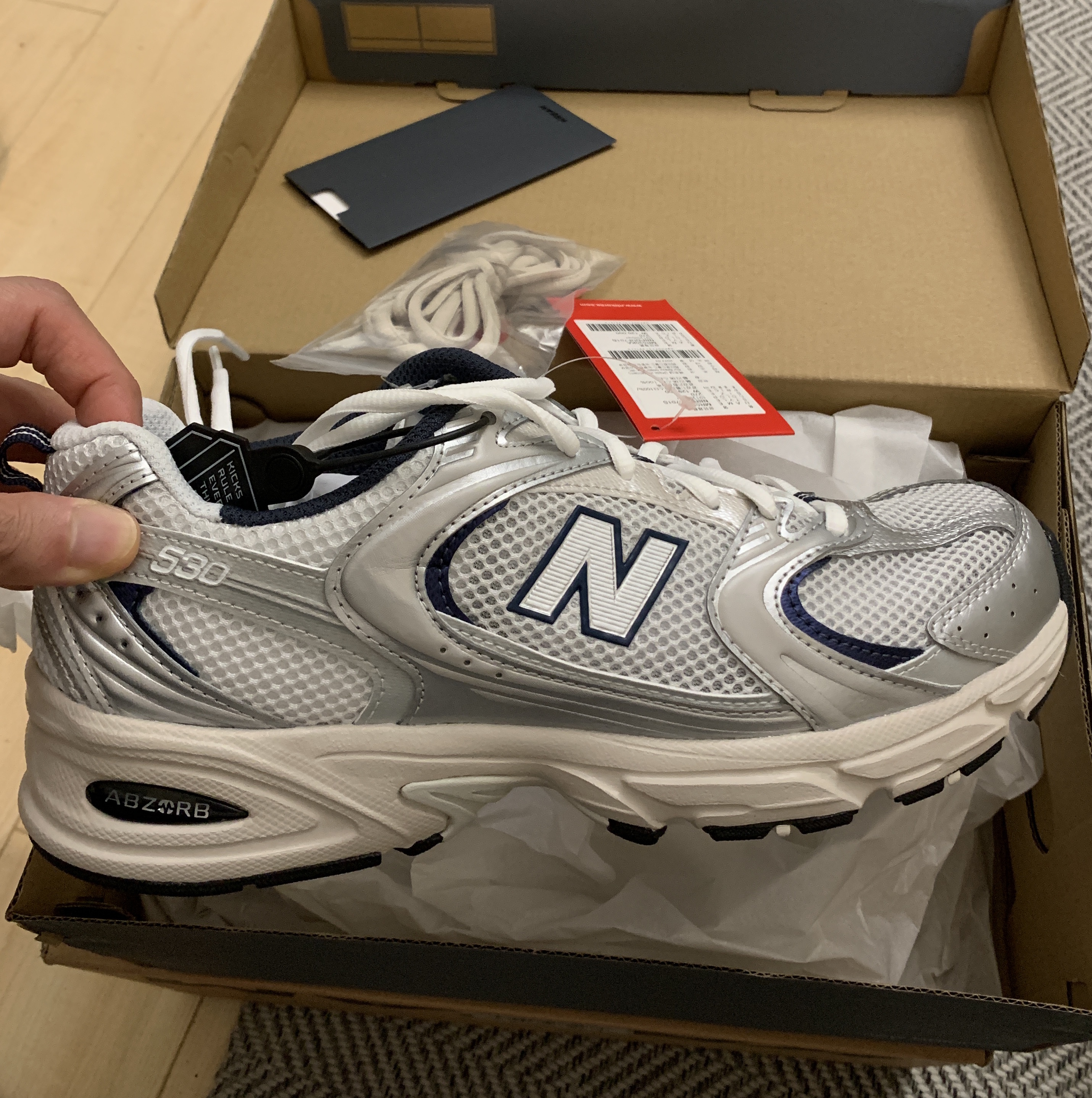New Balance 530 Steel Grey 착용 스타일 - 2