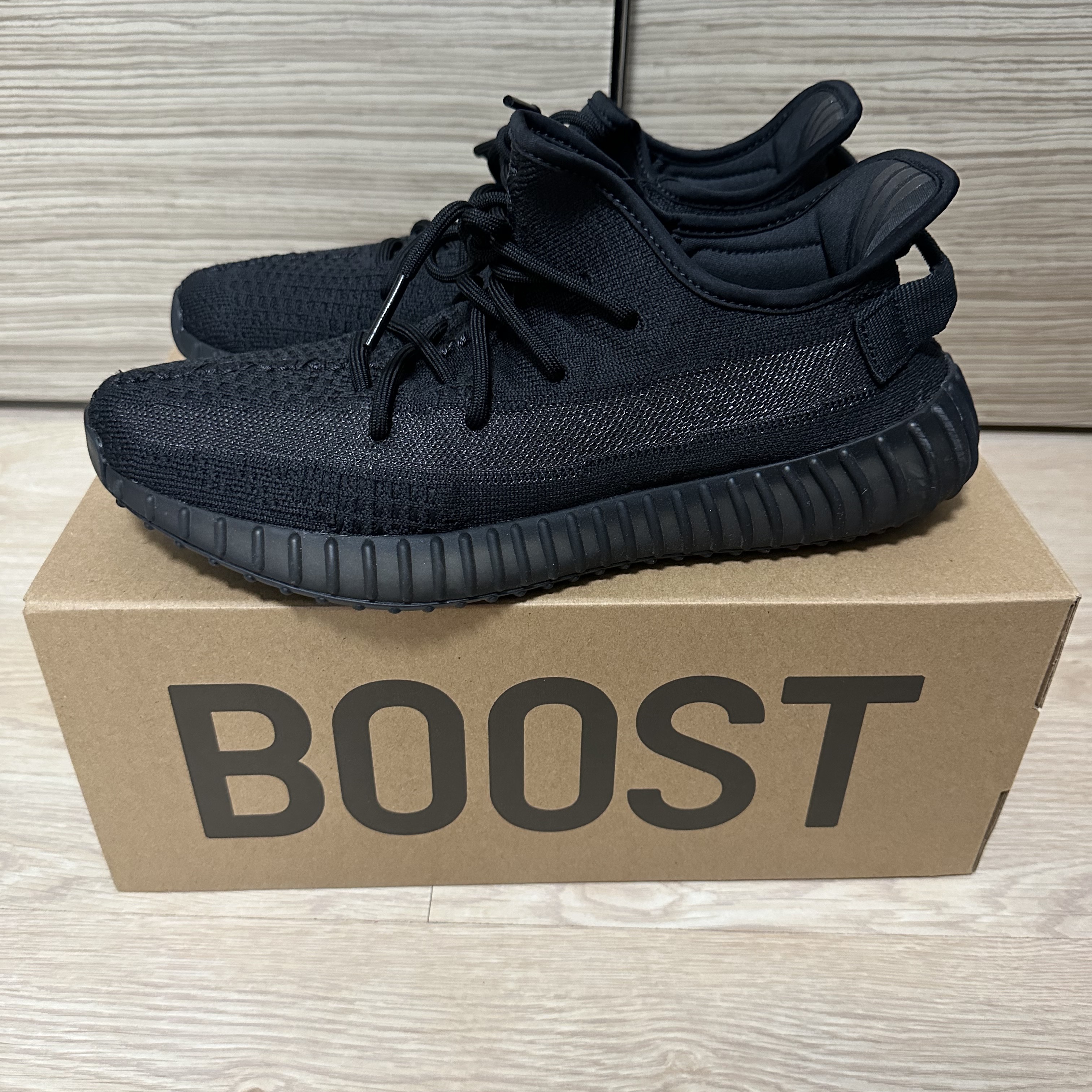 Adidas Yeezy Boost 350 V2 Onyx 착용 스타일