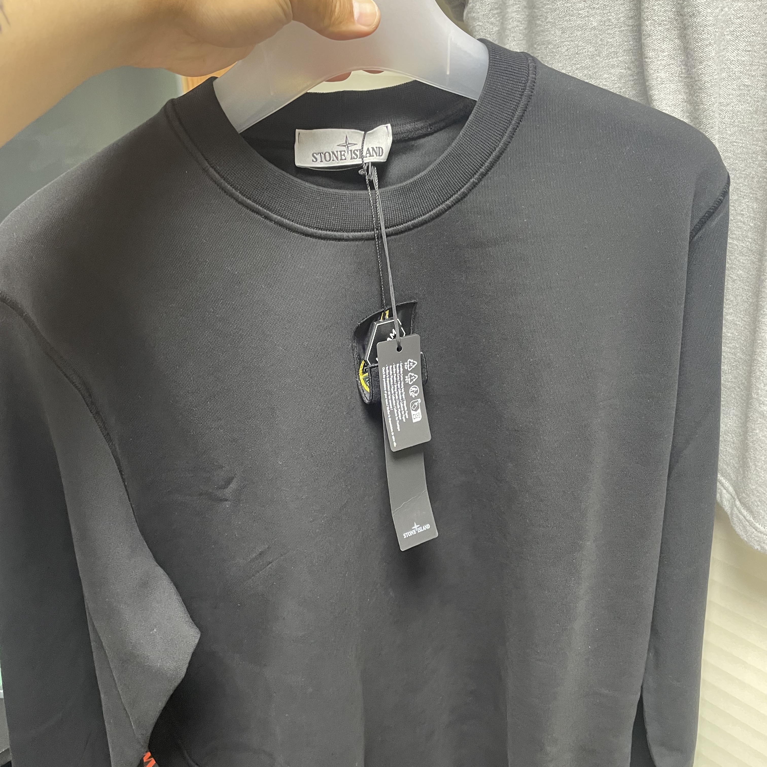 Stone Island 63051 Cotton Fleece Garment Dyed Sweatshirt Black - 23SS 착용 스타일 - 3