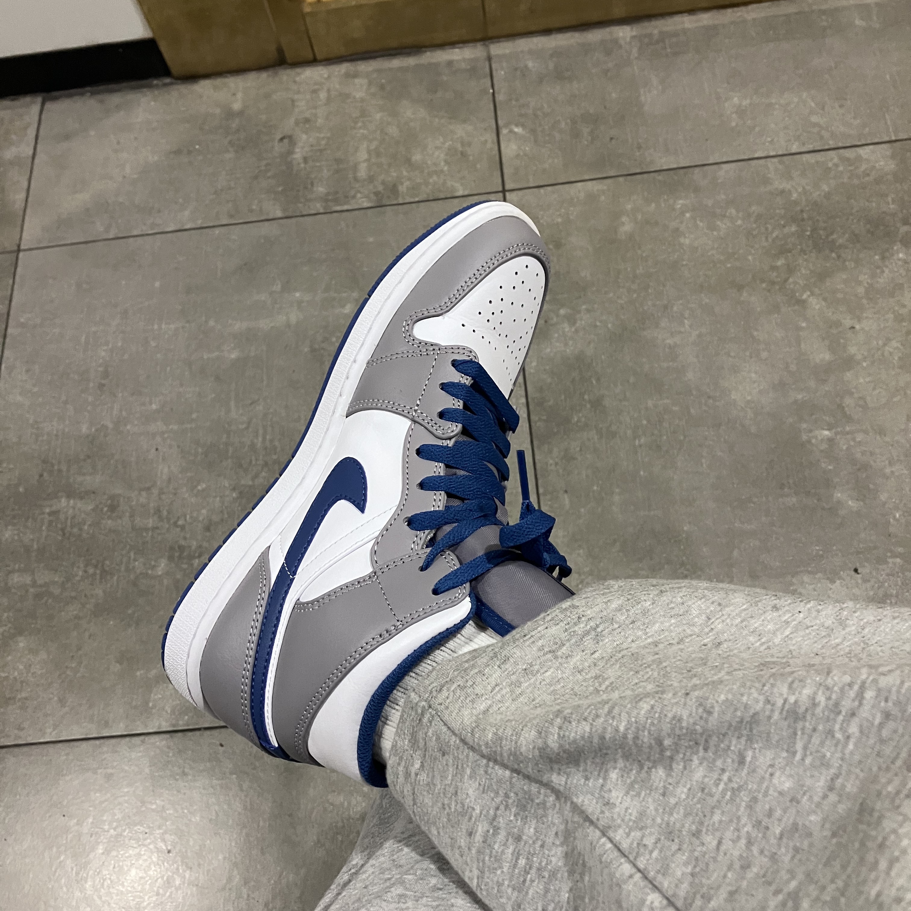 Jordan 1 Mid Cement Grey True Blue 착용 스타일