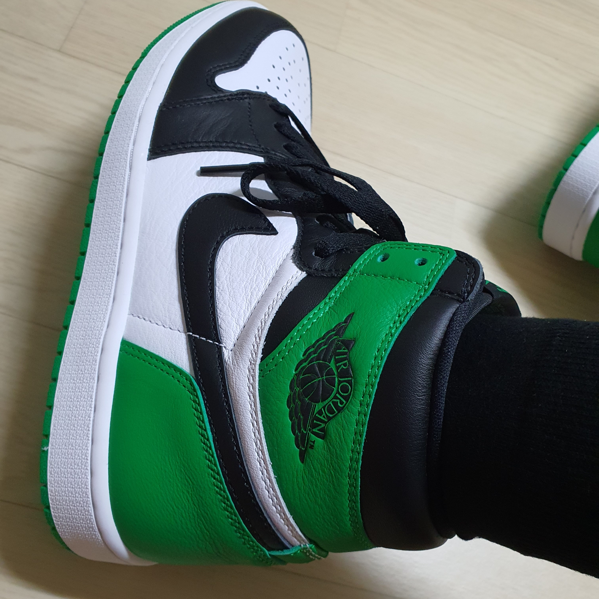 Jordan 1 Retro High OG Black and Lucky Green 착용 스타일 - 2