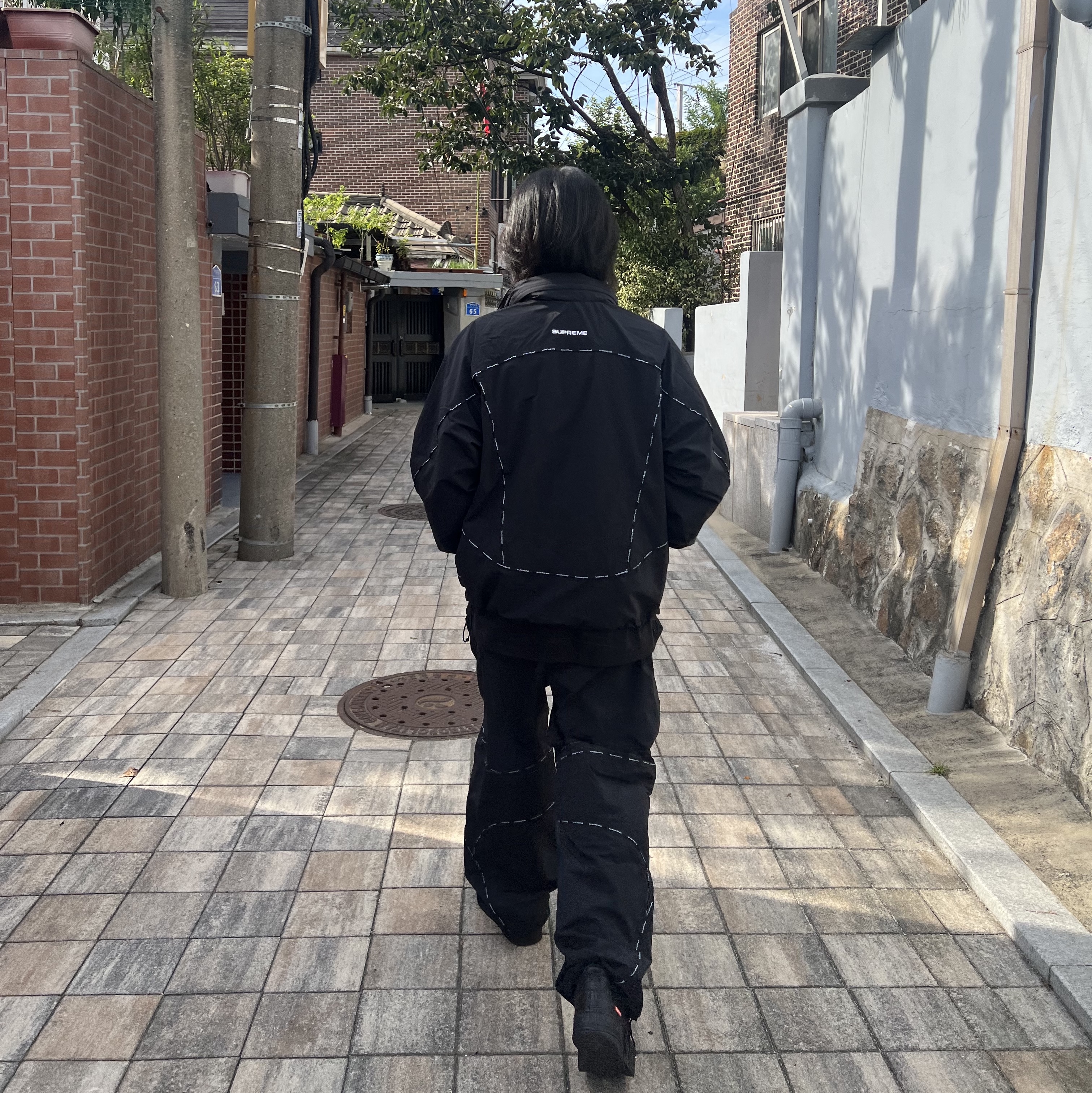 Supreme Logo Piping Hooded Track Jacket Black - 23FW, Supreme Logo Piping Track Pants Black - 23FW 착용 스타일 - 2