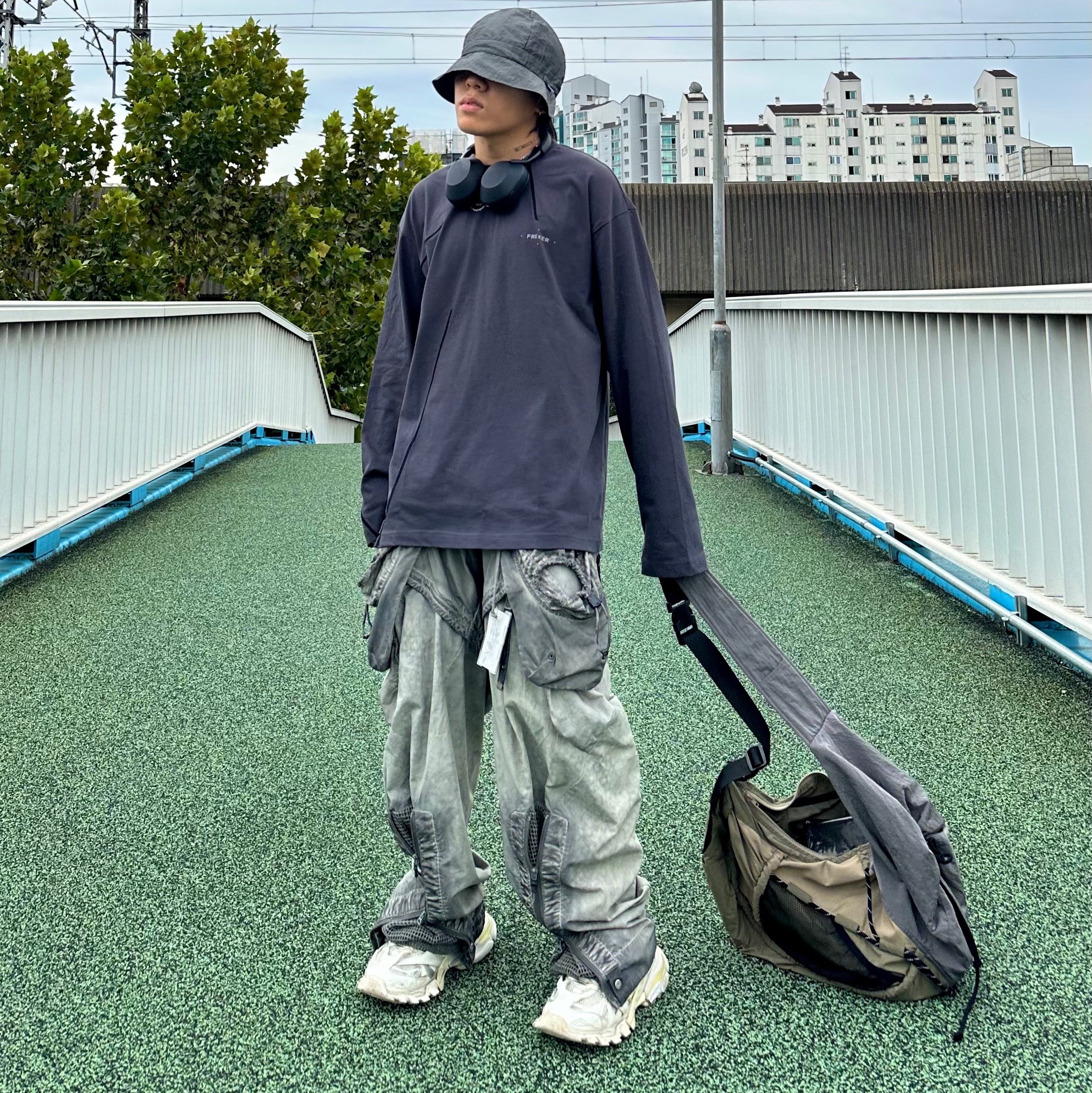 Balenciaga Track.2 Sneakers White Grey 착용 스타일 - 1
