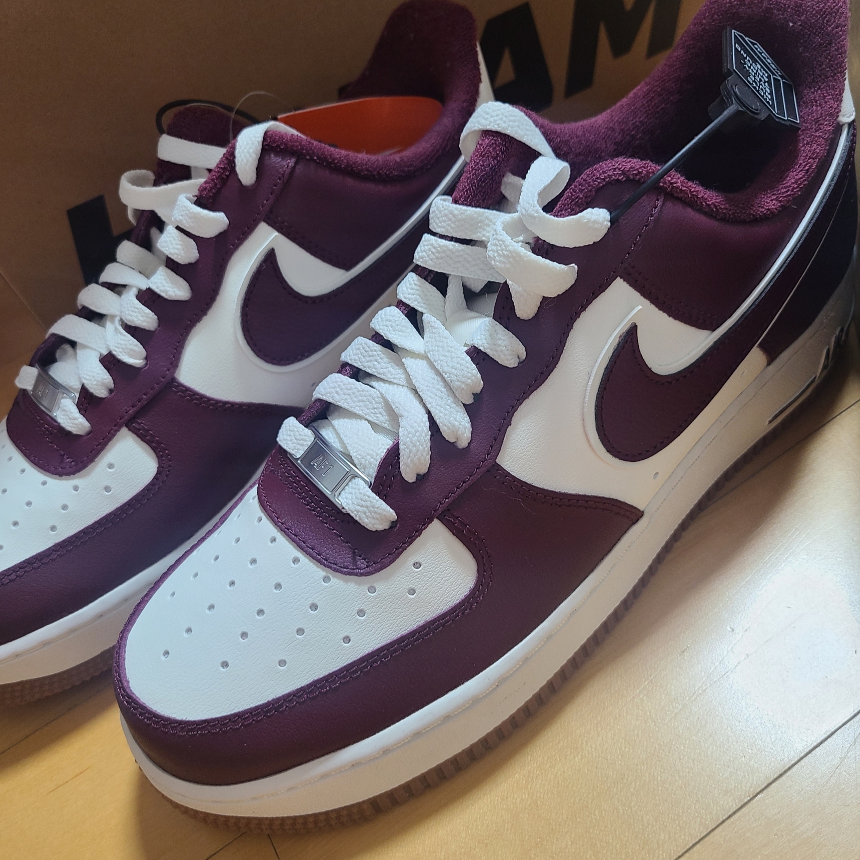 Nike Air Force 1 '07 LV8 Night Maroon 착용 스타일