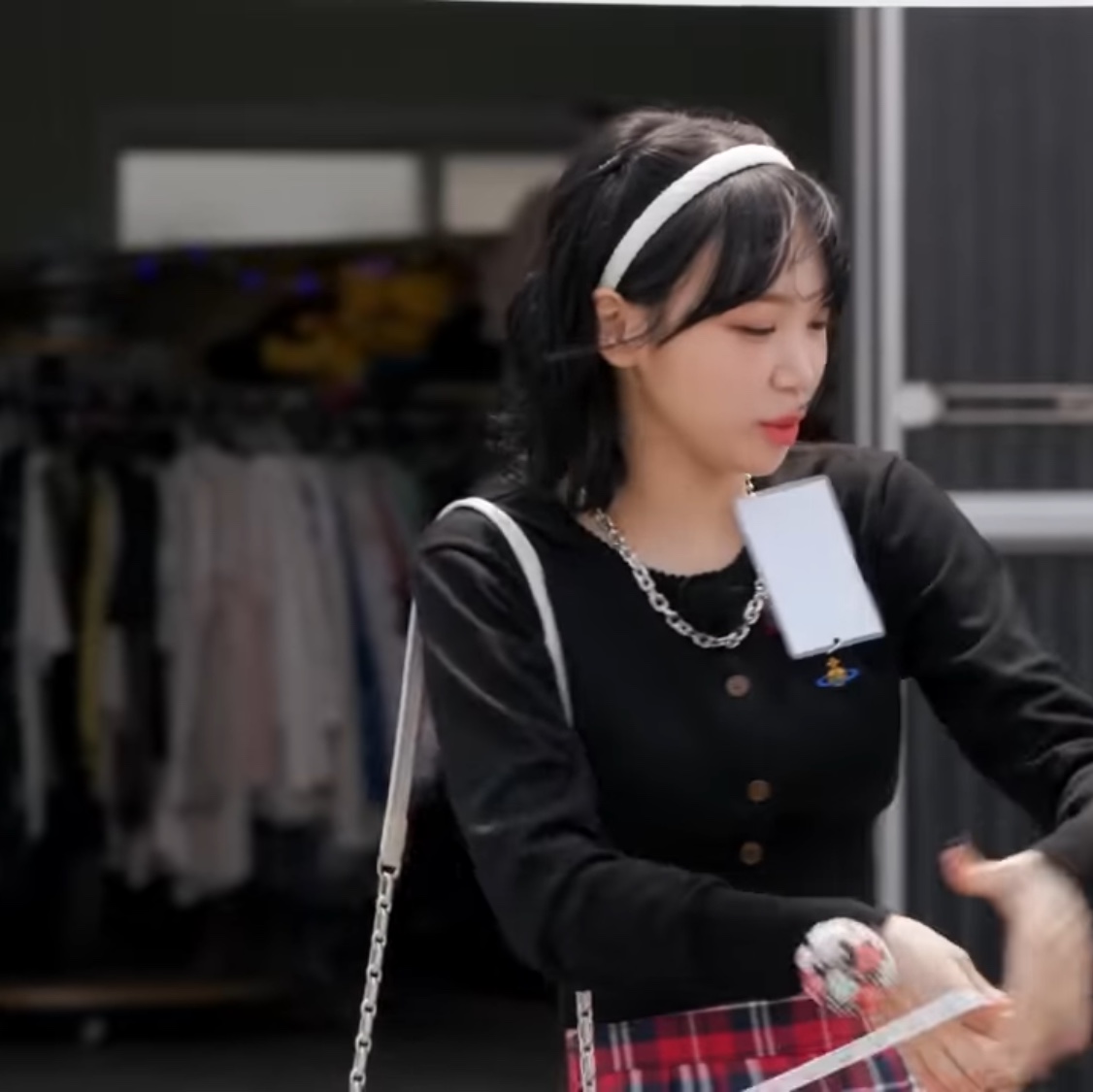 (W) Vivienne Westwood Bea Cropped Cardigan Black 착용 스타일 - 1