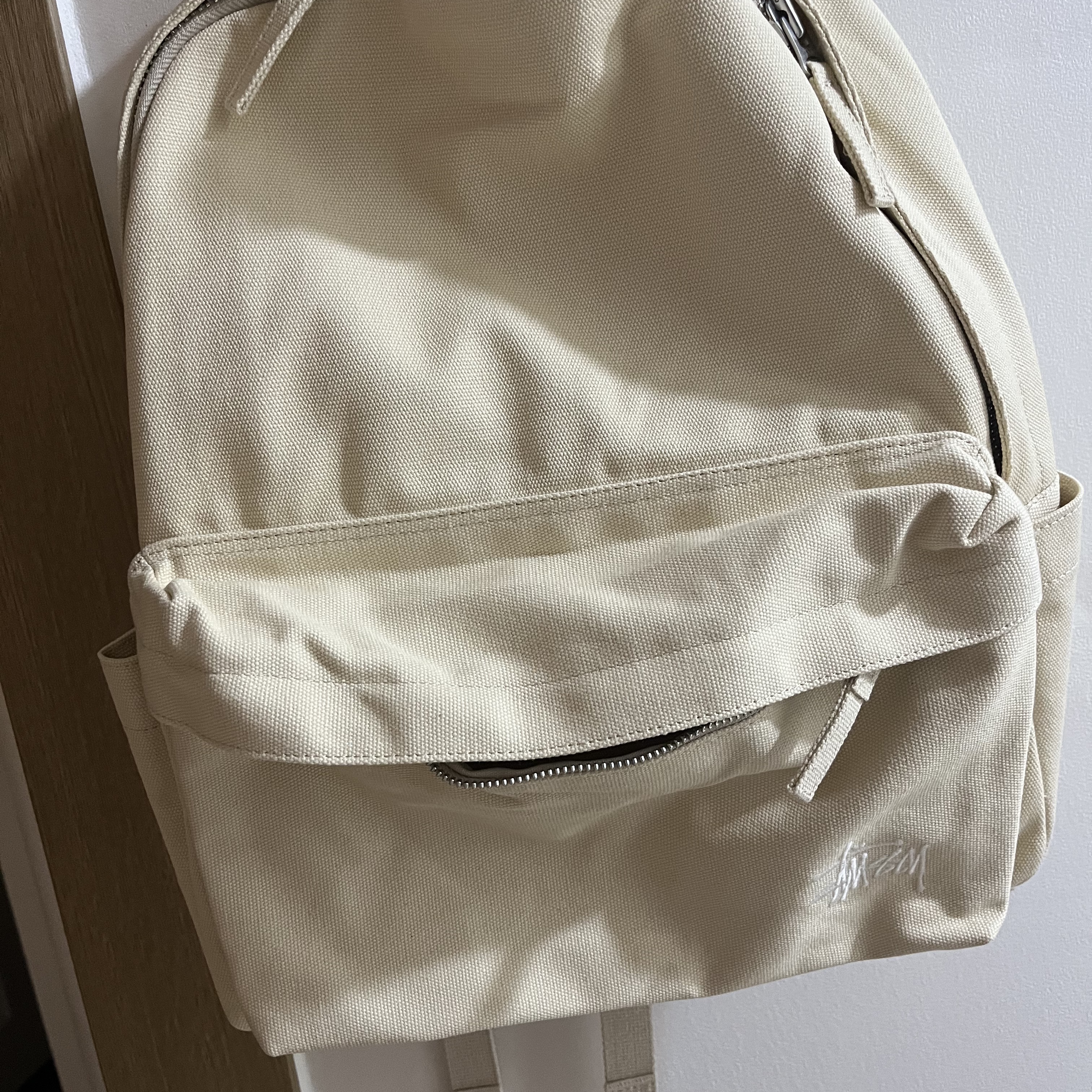 Stussy Canvas Backpack Natural 착용 스타일