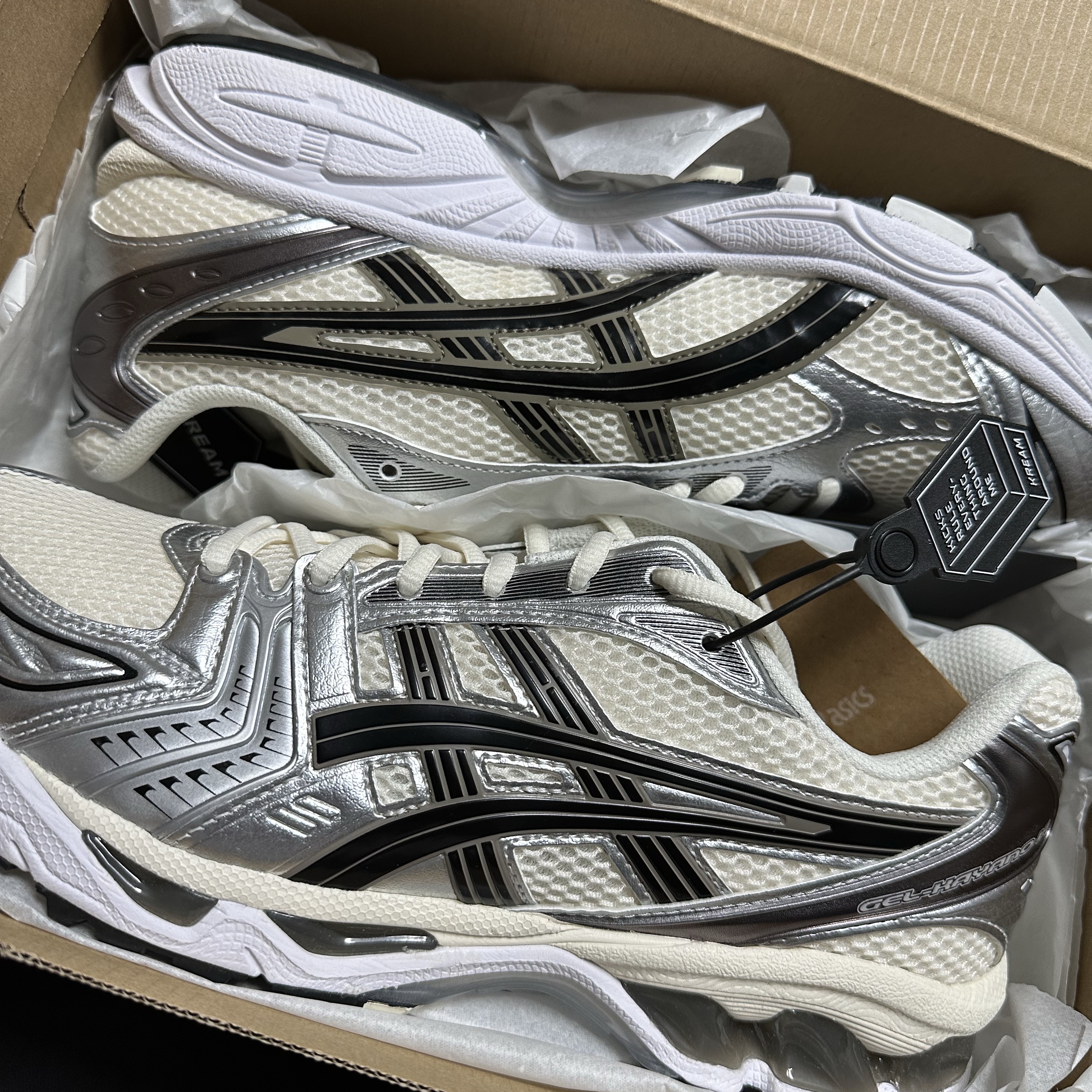 Asics Gel-Kayano 14 Cream Black 착용 스타일