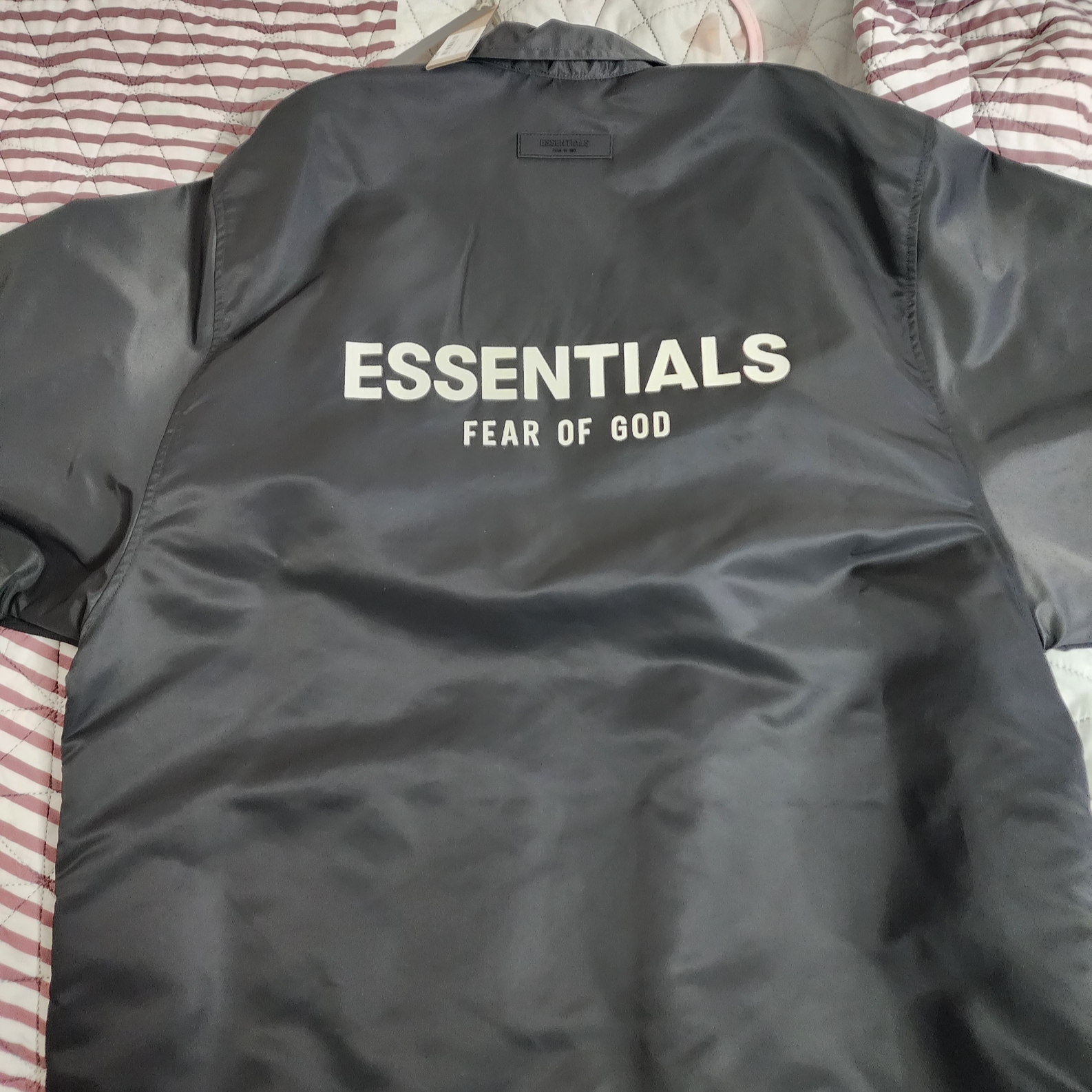 Essentials Coaches Jacket Iron - 22SS 착용 스타일