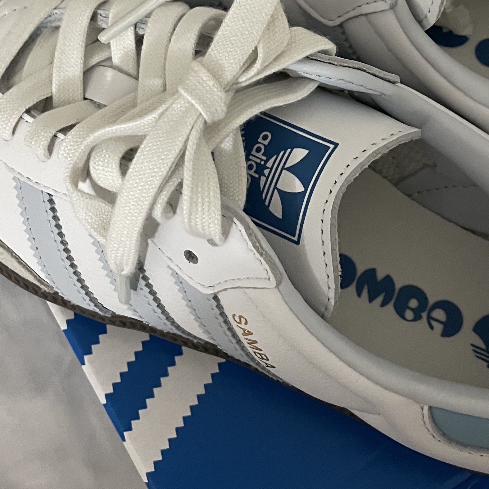 Adidas Samba OG Core White Halo Blue 착용 스타일 - 2