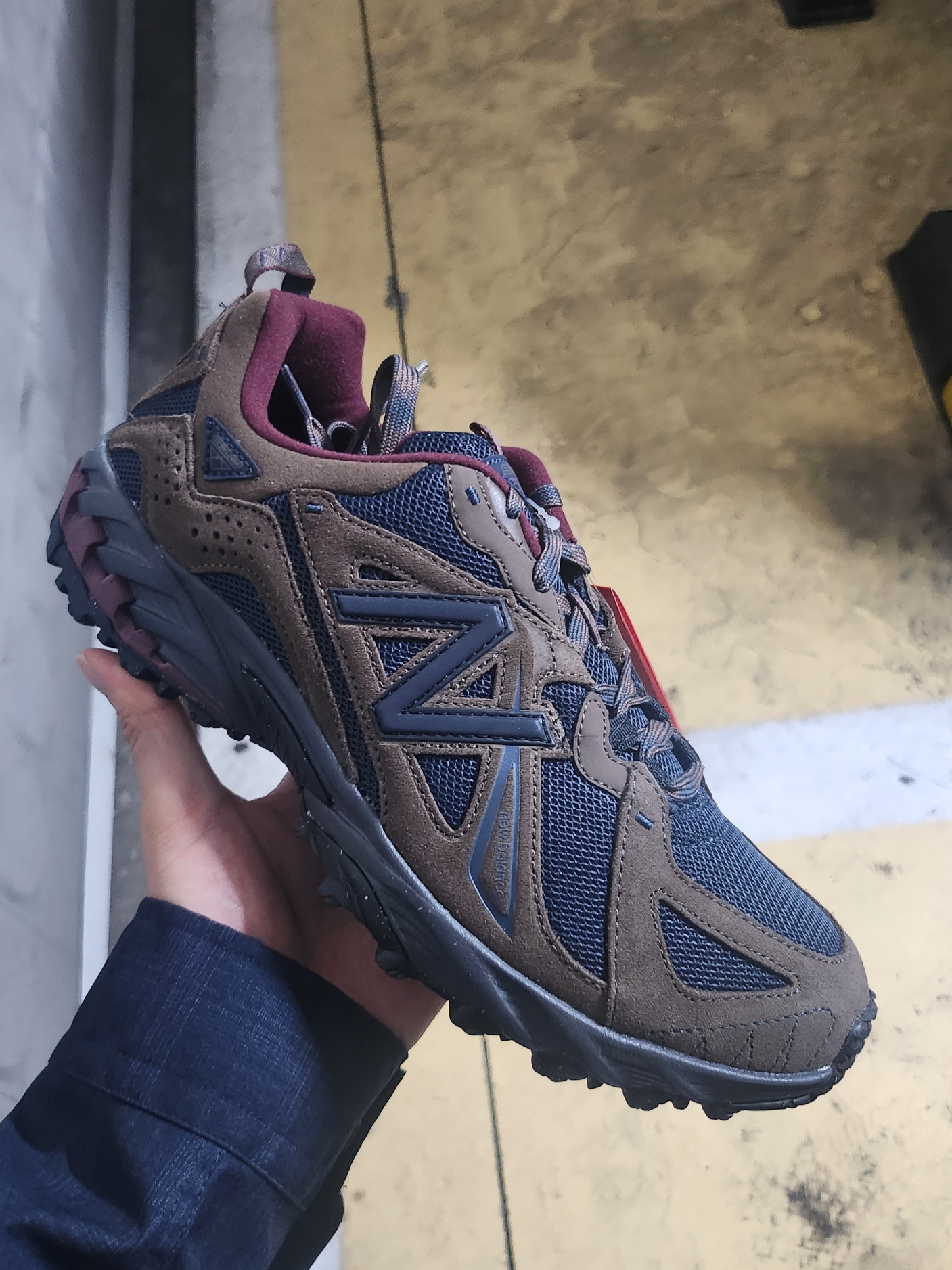 New Balance ML610T Dark Mushroom - D Standard 착용 스타일 - 1