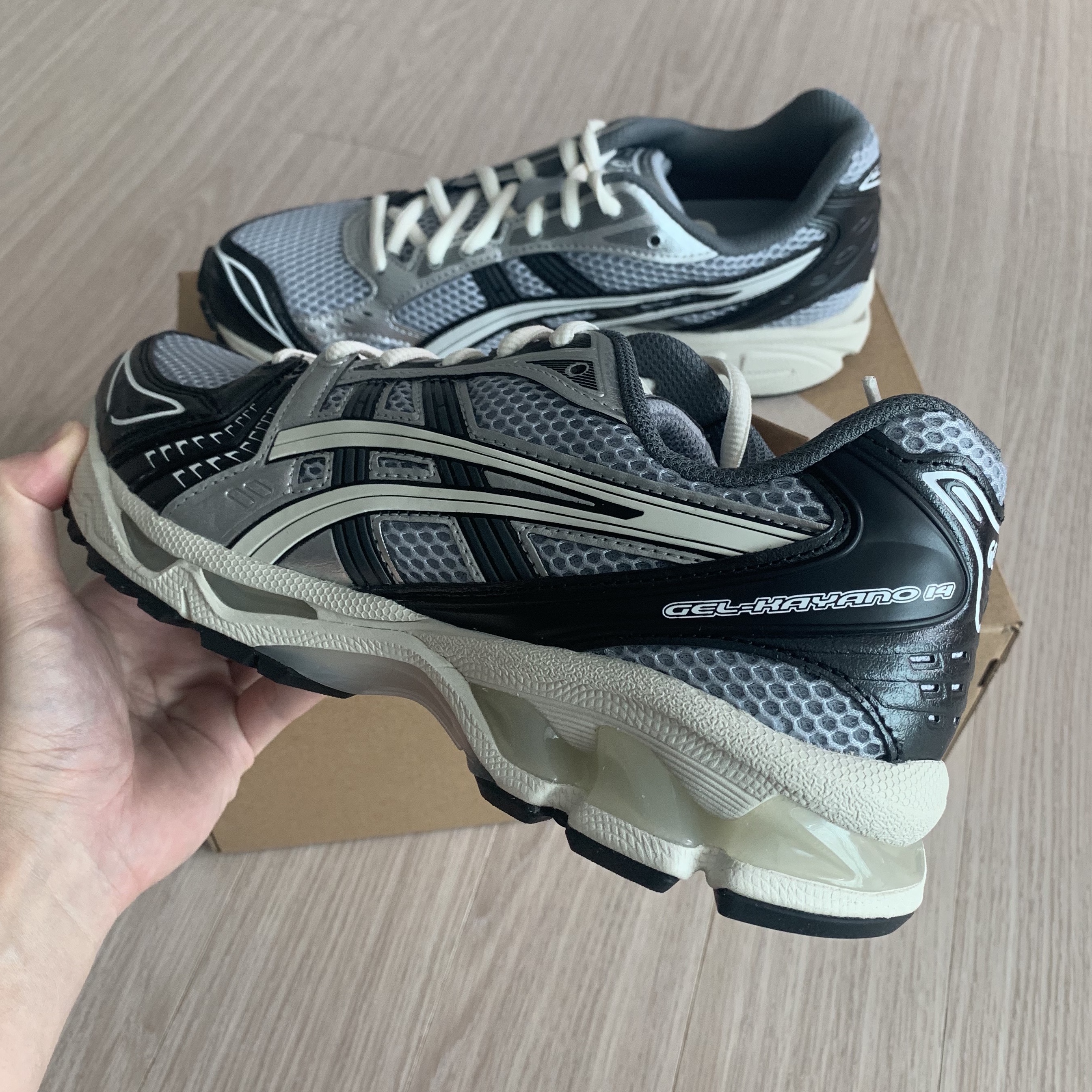 Asics Gel-Kayano 14 Black Glacier Grey 착용 스타일 - 3