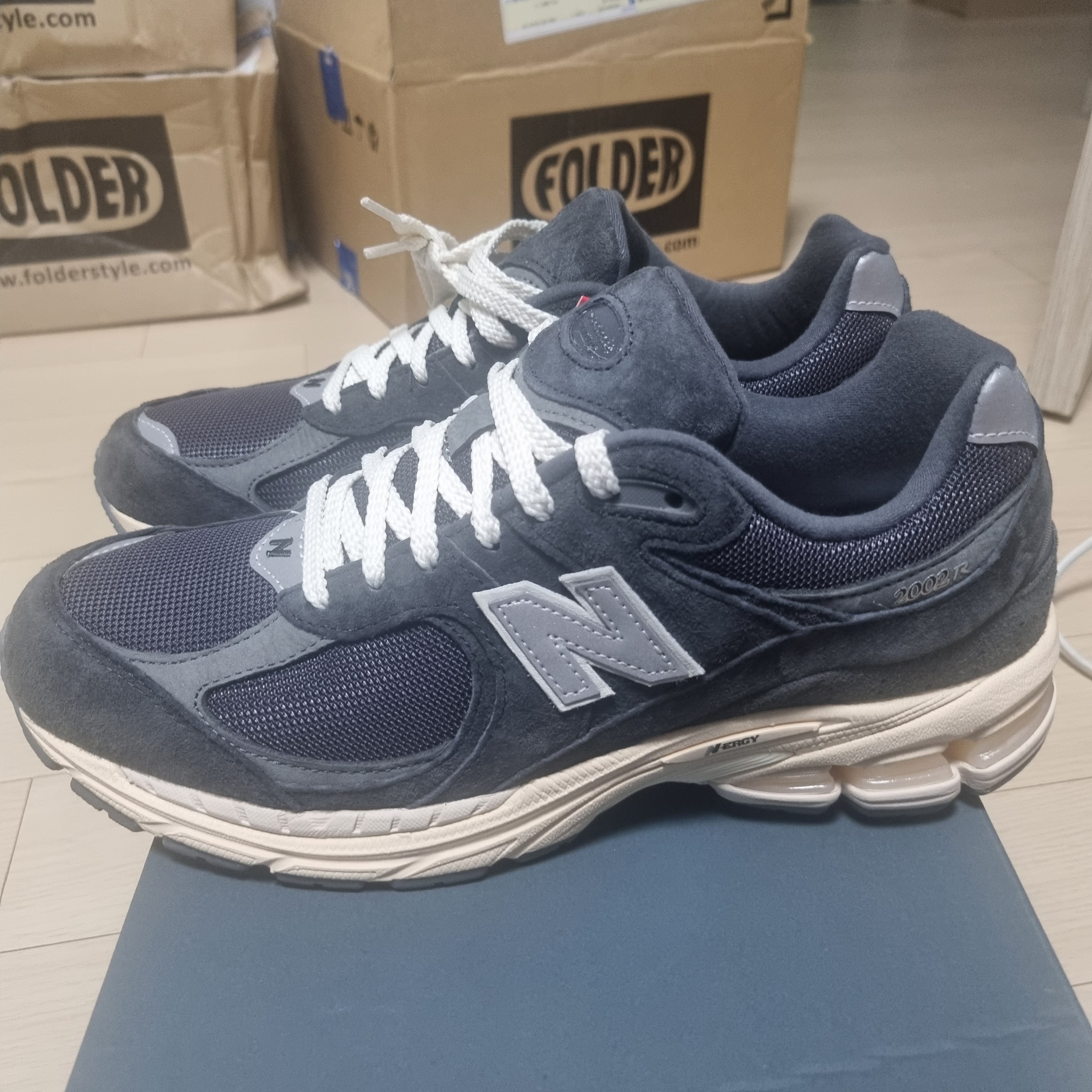 New Balance 2002R Special Vintage Black Grey 착용 스타일 - 1
