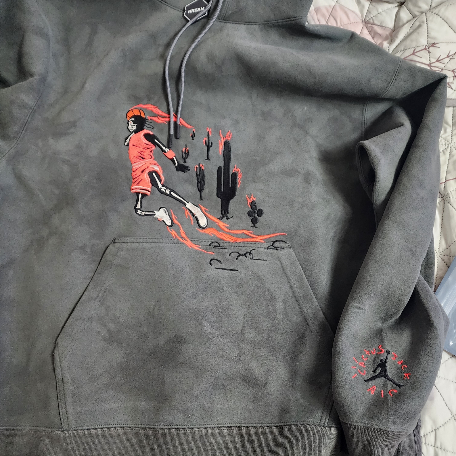 Jordan x Travis Scott Washed Suede Hoodie Grey 착용 스타일