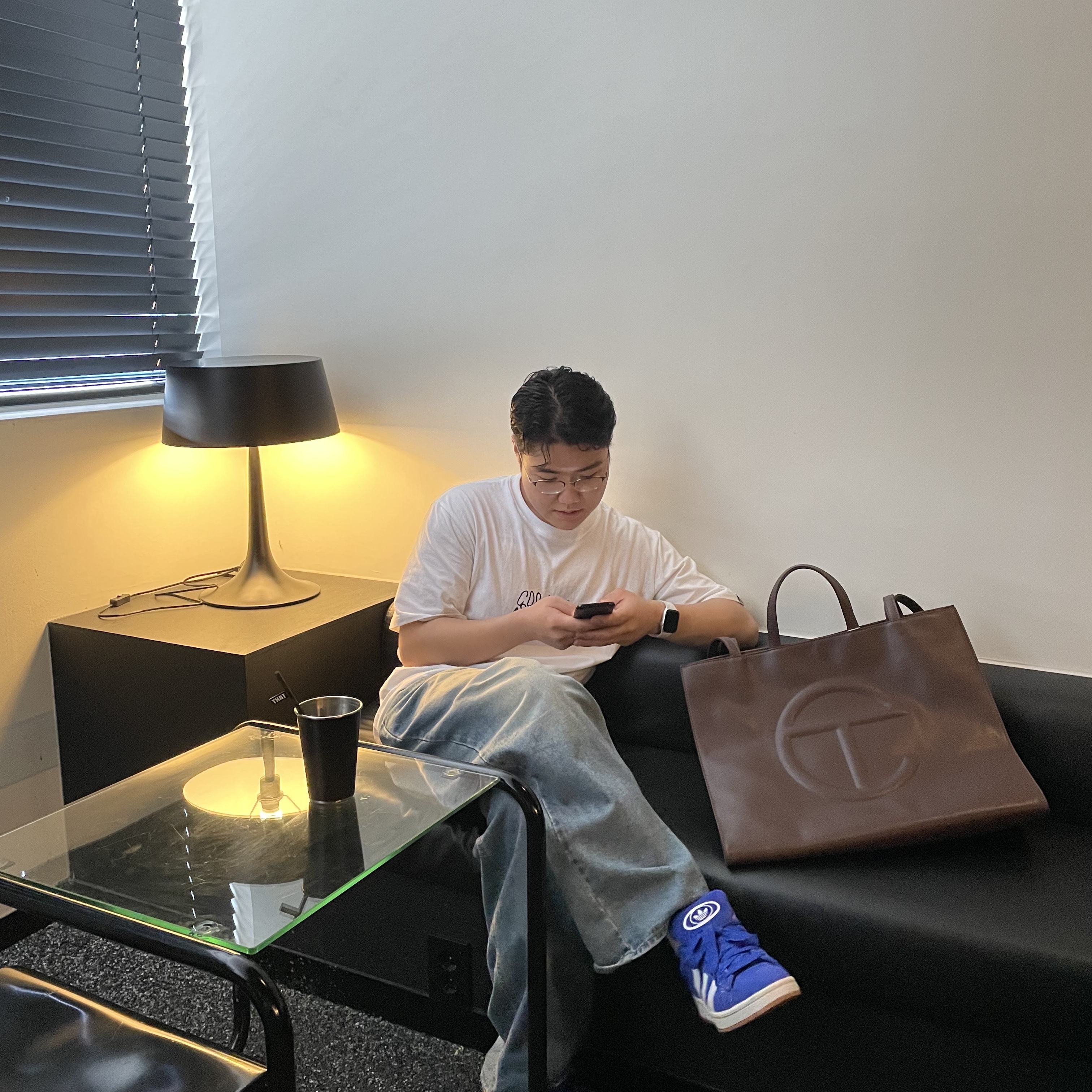 Telfar Large Shopping Bag Tan, Adidas Campus 00s Semi Lucid Blue 착용 스타일