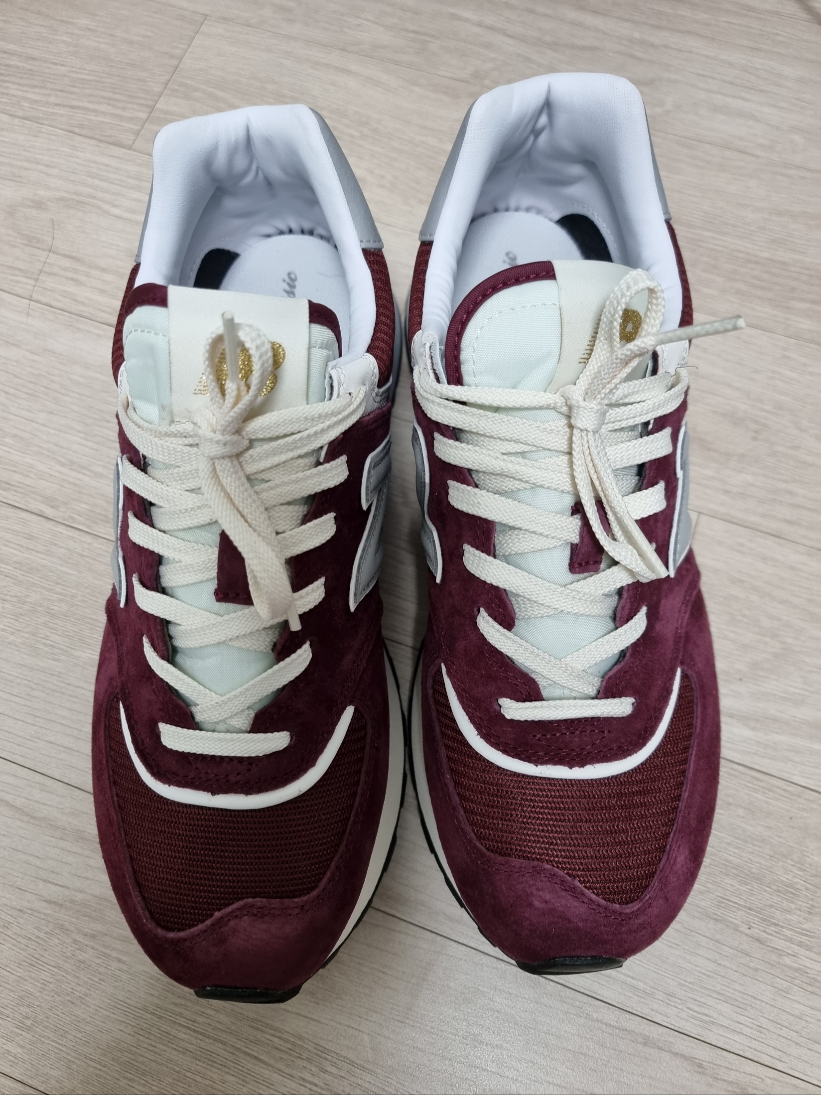 New Balance 574 Legacy Burgundy 착용 스타일 - 1