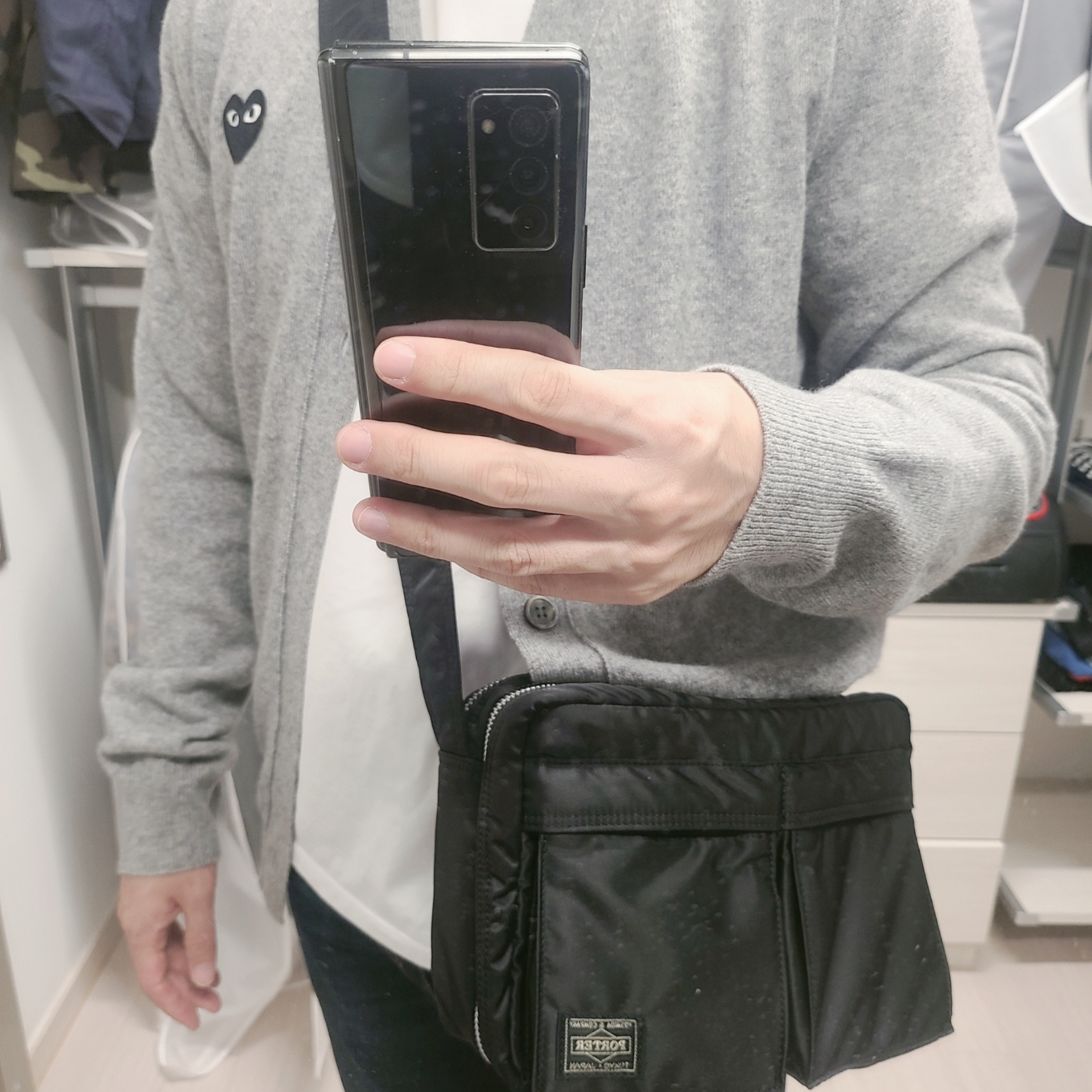 Play Comme des Garcons Black Heart Knit Cardigan Grey 착용 스타일