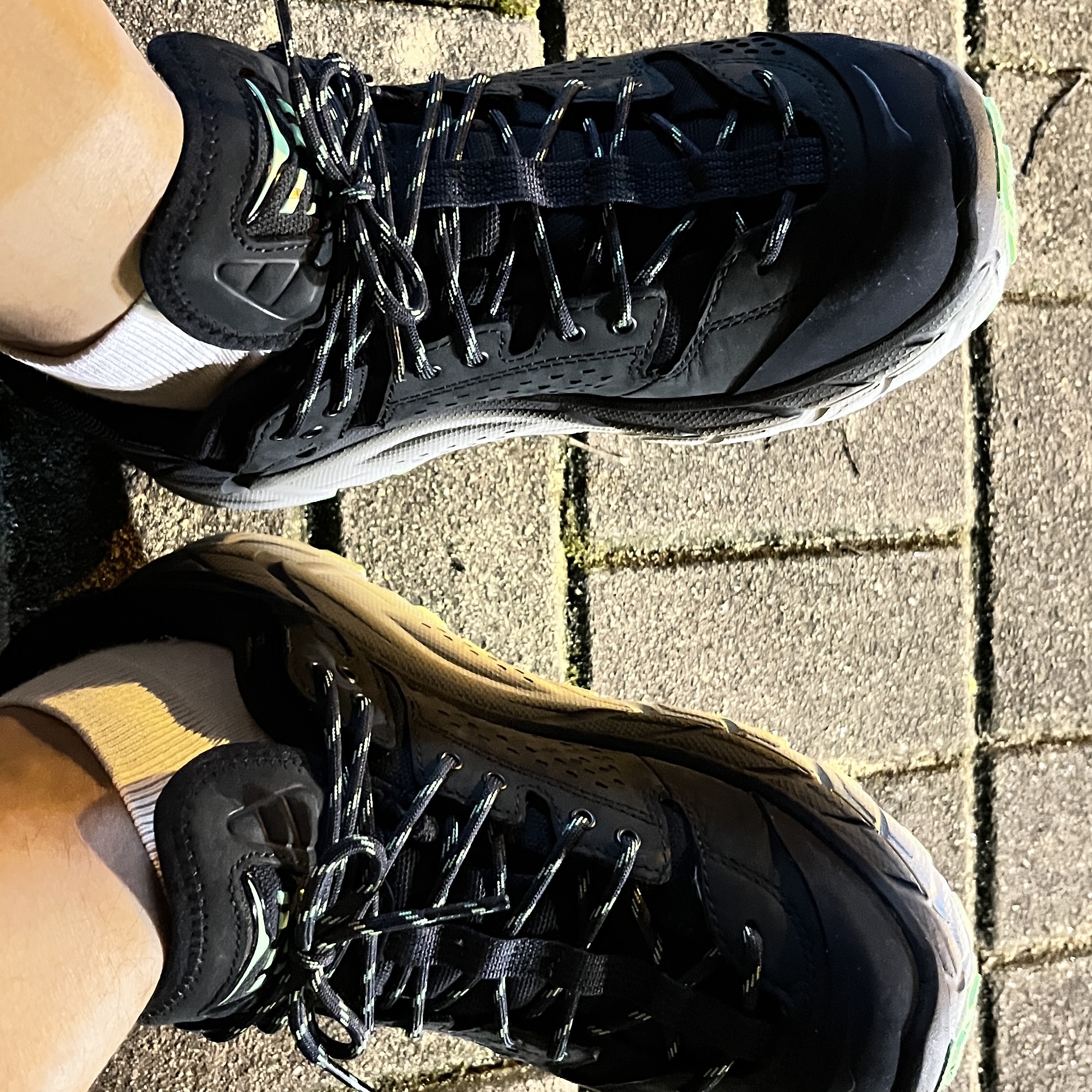 Hoka Tor Ultra Low Black Zest 착용 스타일