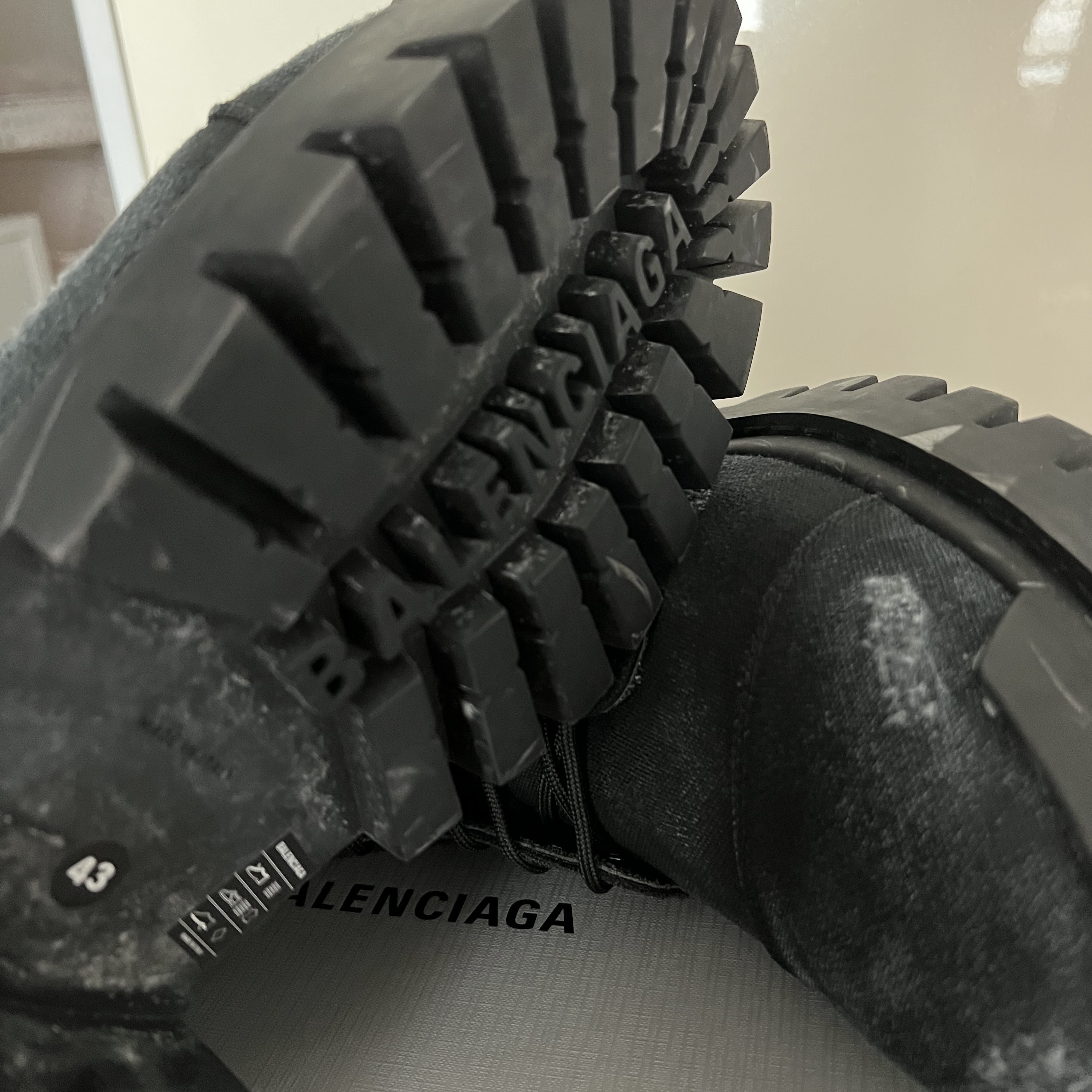 Balenciaga Combat Strike 20mm Boots Black 착용 스타일