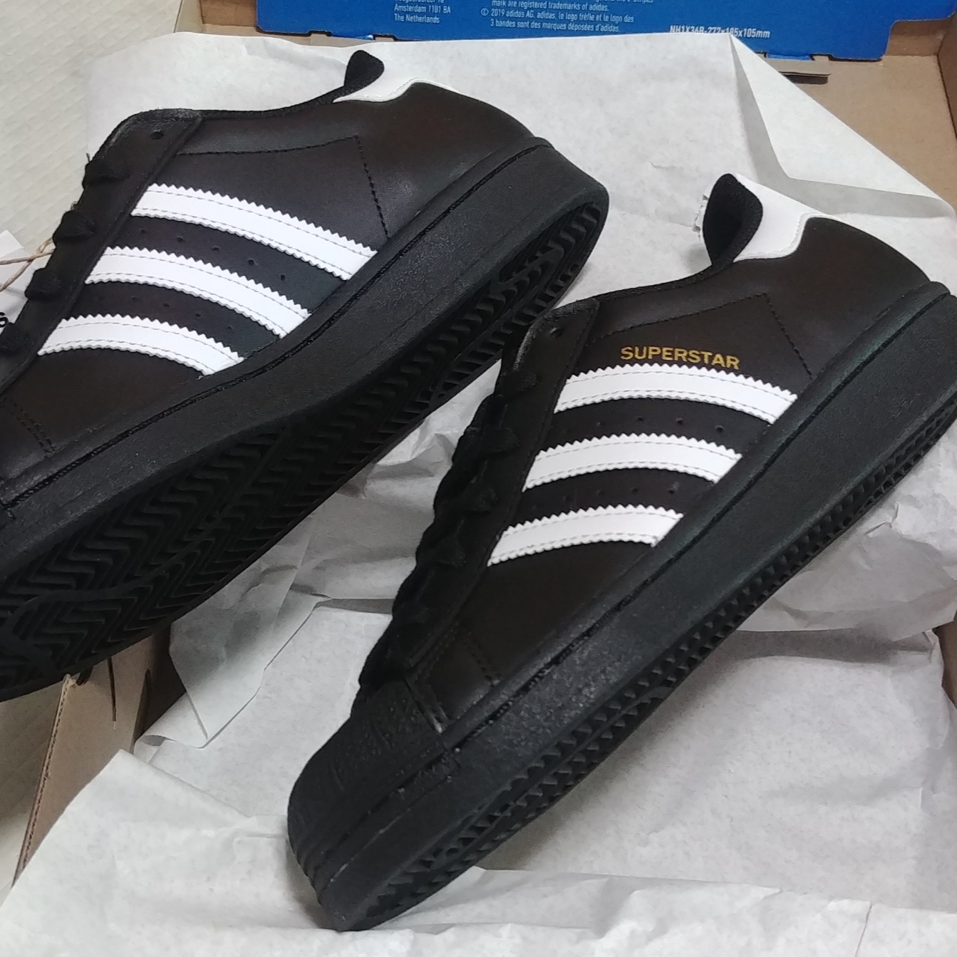 Adidas Superstar Core Black White 착용 스타일 - 2