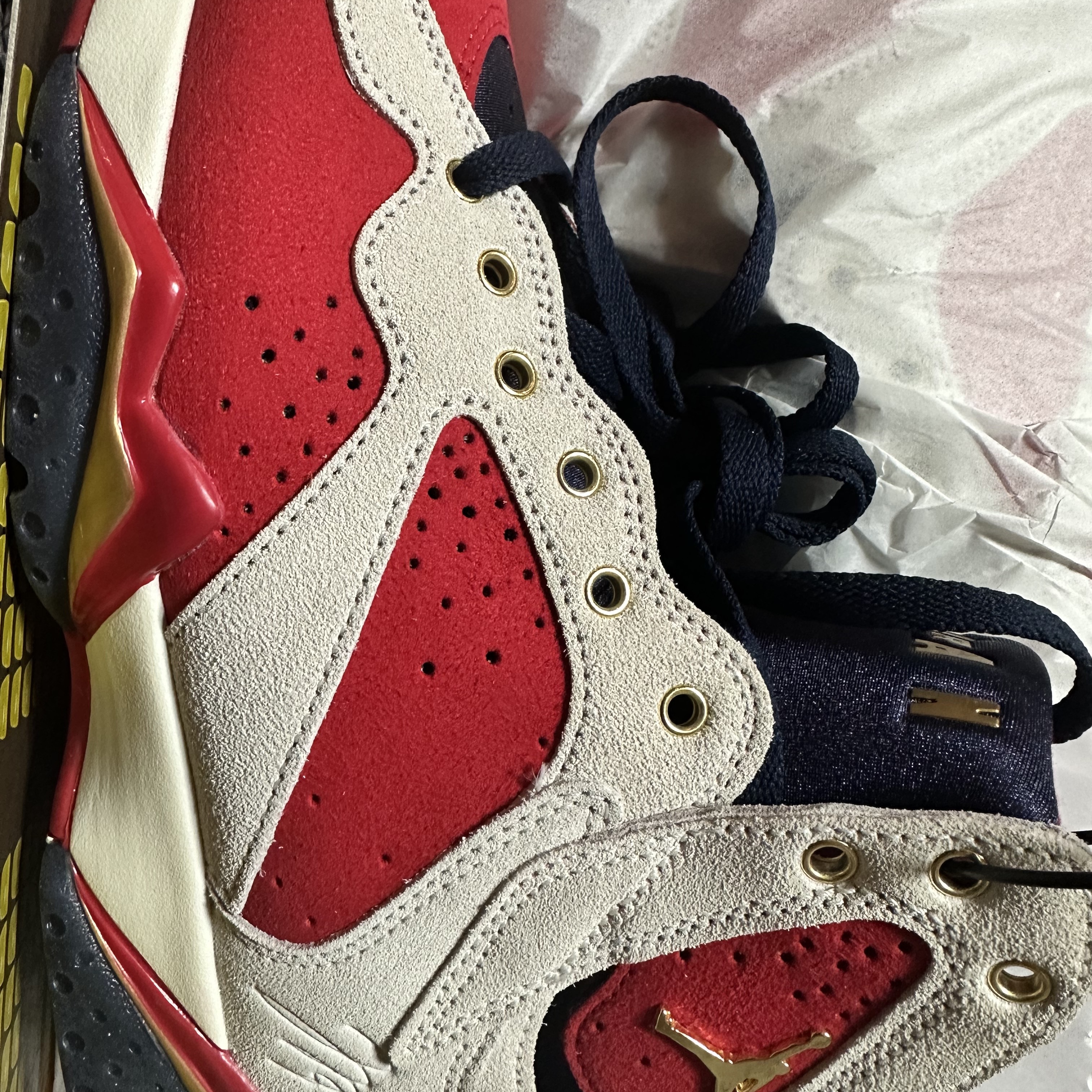 Jordan 7 x Trophy Room Retro SP True Red and Obsidian 착용 스타일 - 3