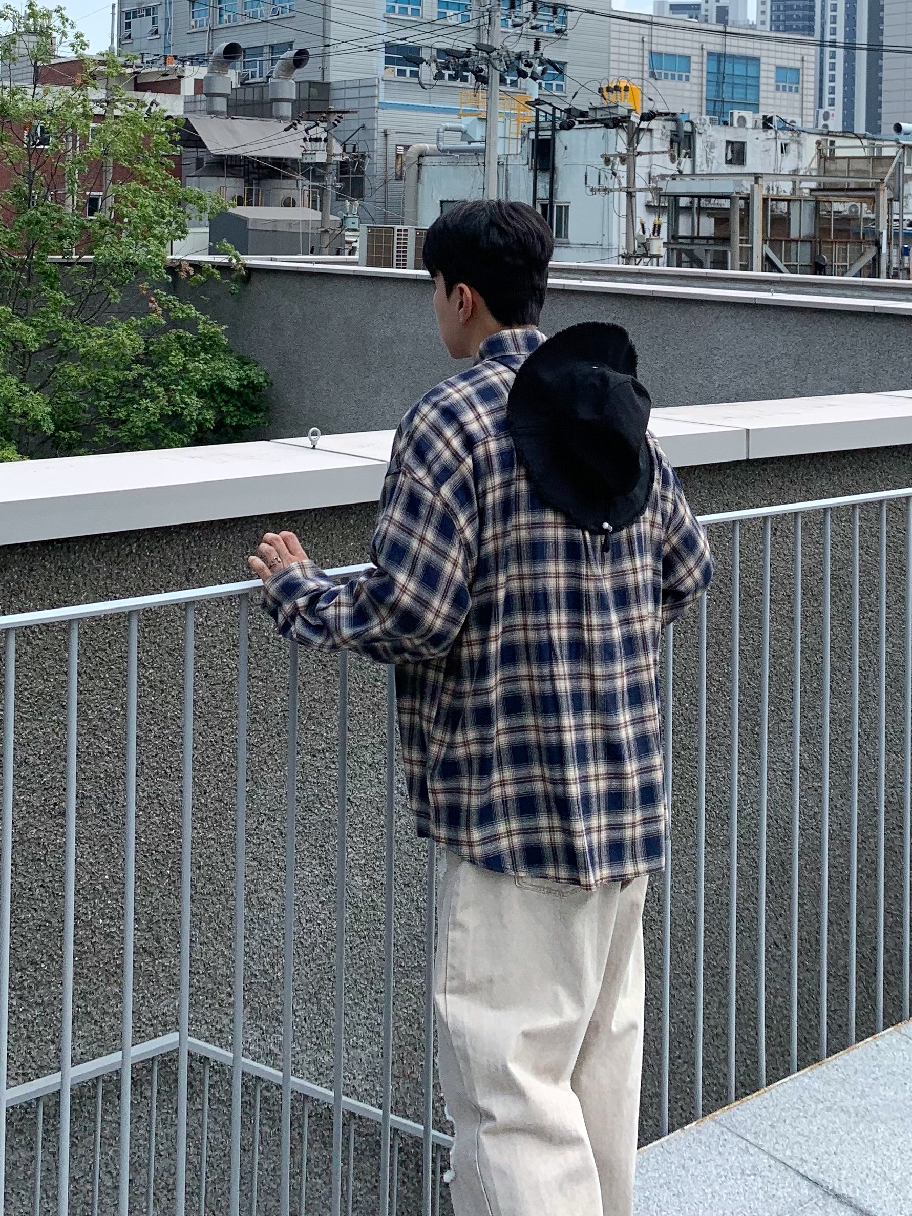 Nike x Comme des Garcons Homme Plus Air Foamposite One Black, Jacquemus Le Bob Artichaut Bucket Hat Black 착용 스타일 - 2