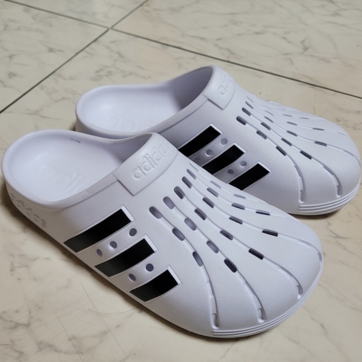 Adidas Adilette Clog White Black 착용 스타일