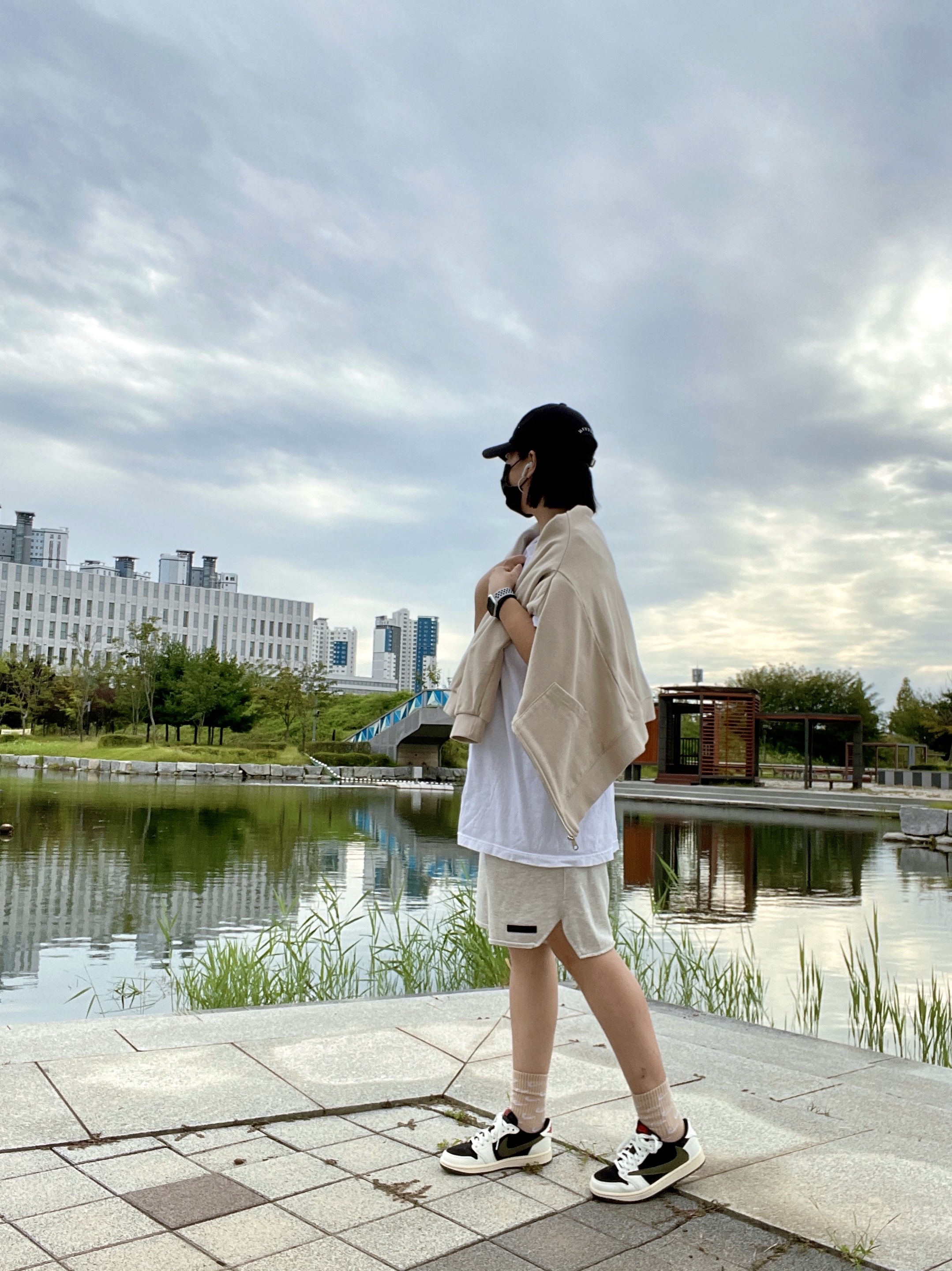 Darkr8m Studio Upside Down Silver Logo Cap, (W) Jordan 1 x Travis Scott Retro Low OG SP Medium Olive 착용 스타일 - 2