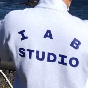 IAB Studio Half Zip Pullover Light Gray 착용 스타일