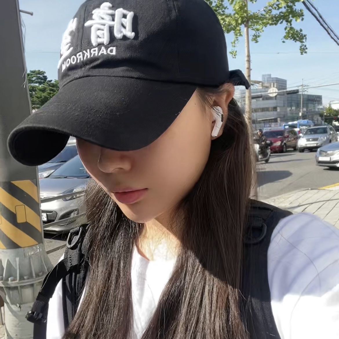Darkr8m Studio Silver Logo Cap 착용 스타일