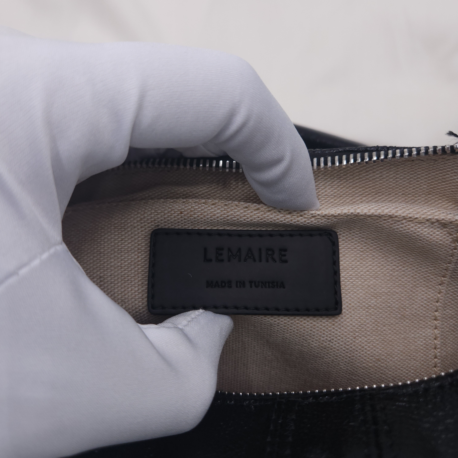 Lemaire Small Croissant Bag Coated Cotton Black 착용 스타일