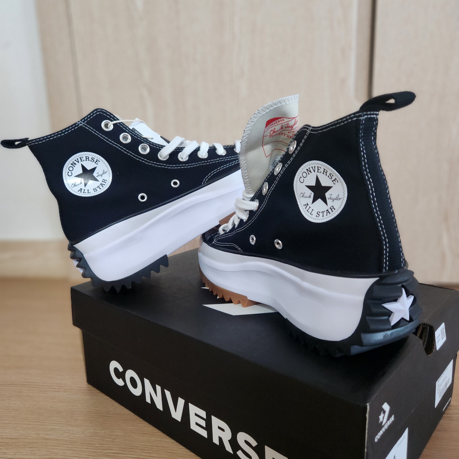 Converse Run Star Hike Hi Black White Gum 착용 스타일
