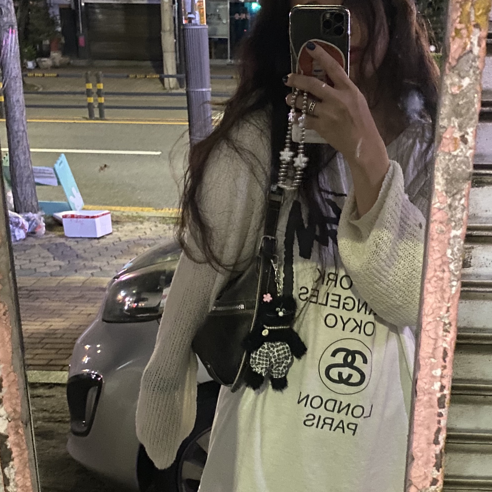 Monamhee x 10 Corso Como Bianco Keyring Black, Stussy World Tour T-Shirt White 2023 착용 스타일
