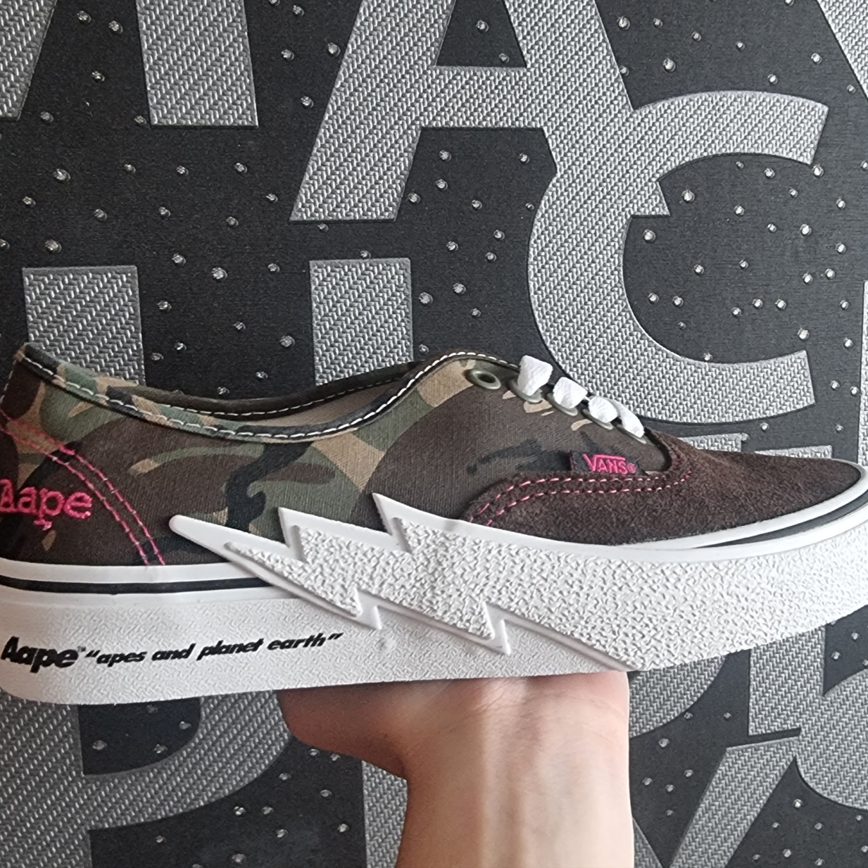 Vans x AAPE Authentic Bolt Grey, Vans x AAPE Authentic Bolt Khaki 착용 스타일 - 4
