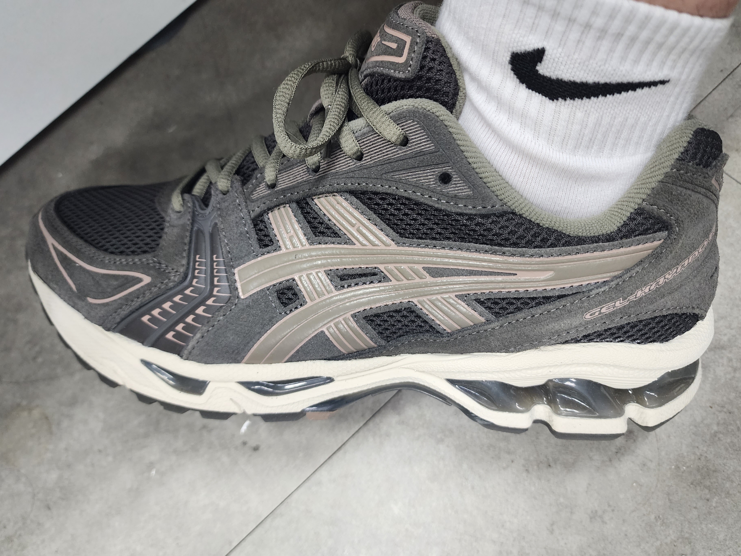 Asics Gel-Kayano 14 Dark Sepia Dark Taupe 착용 스타일