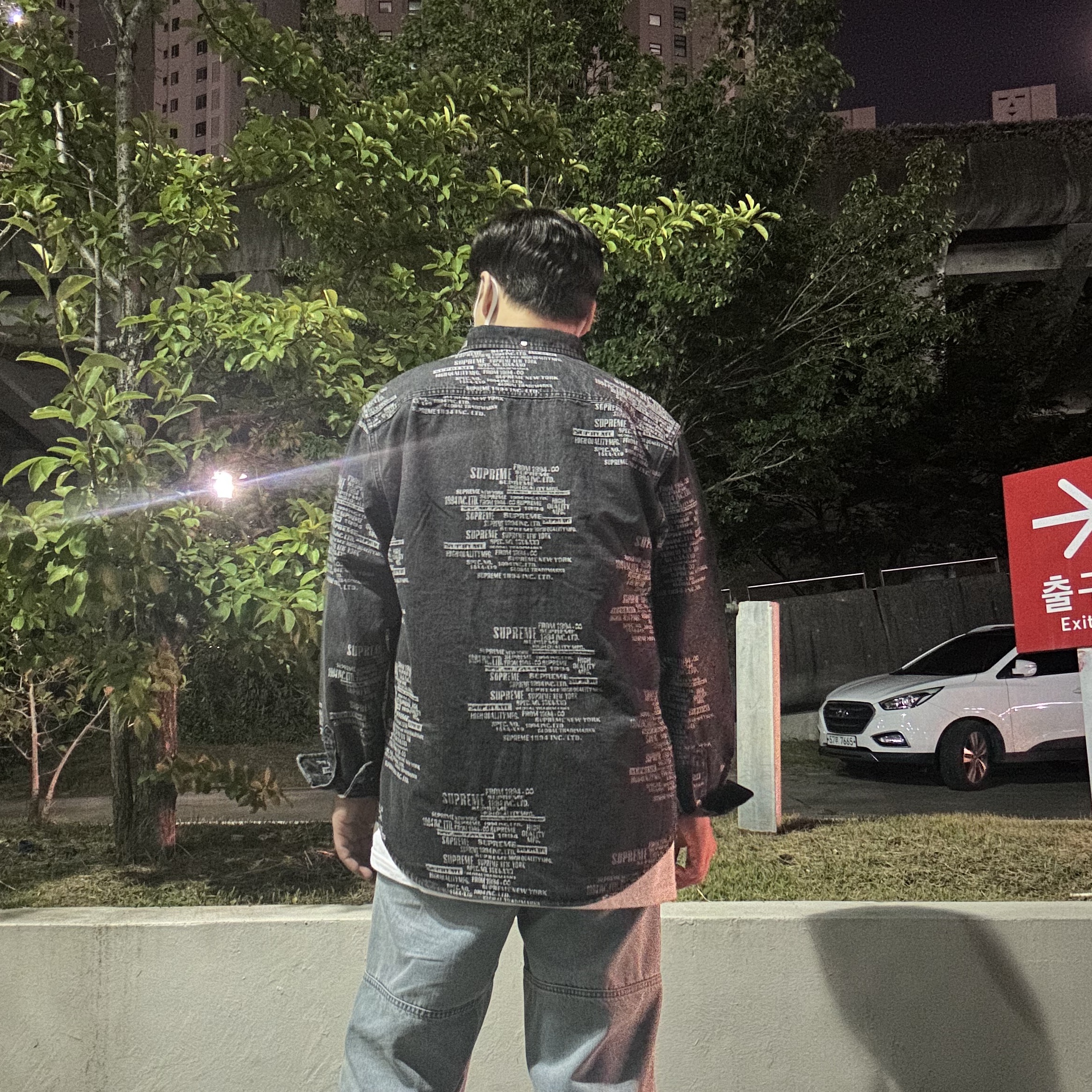 Supreme Trademark Jacquard Denim Shirt Washed Black - 23SS, Supreme West Hollywood Box Logo T-Shirt White - 23SS 착용 스타일 - 2